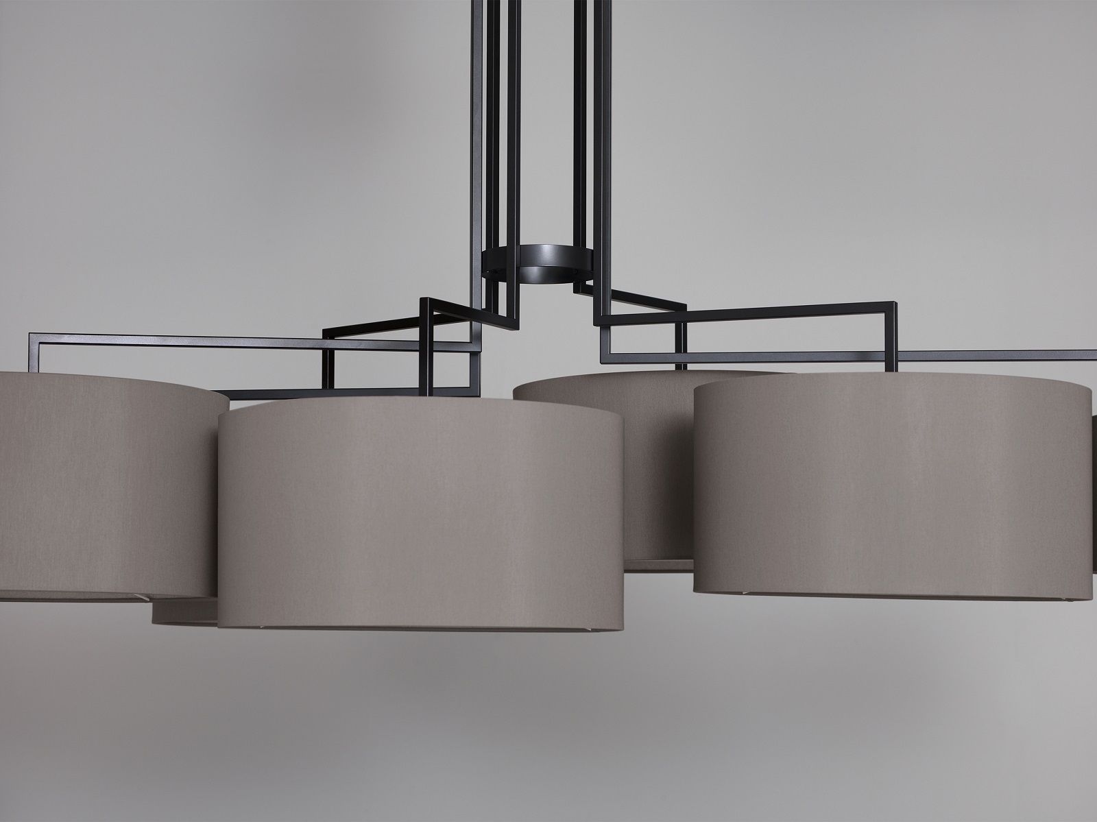 NOON 7 Deckenleuchte mit grauen Lampenschirmen und schwarzem Metallgestell für modernes Wohnambiente.