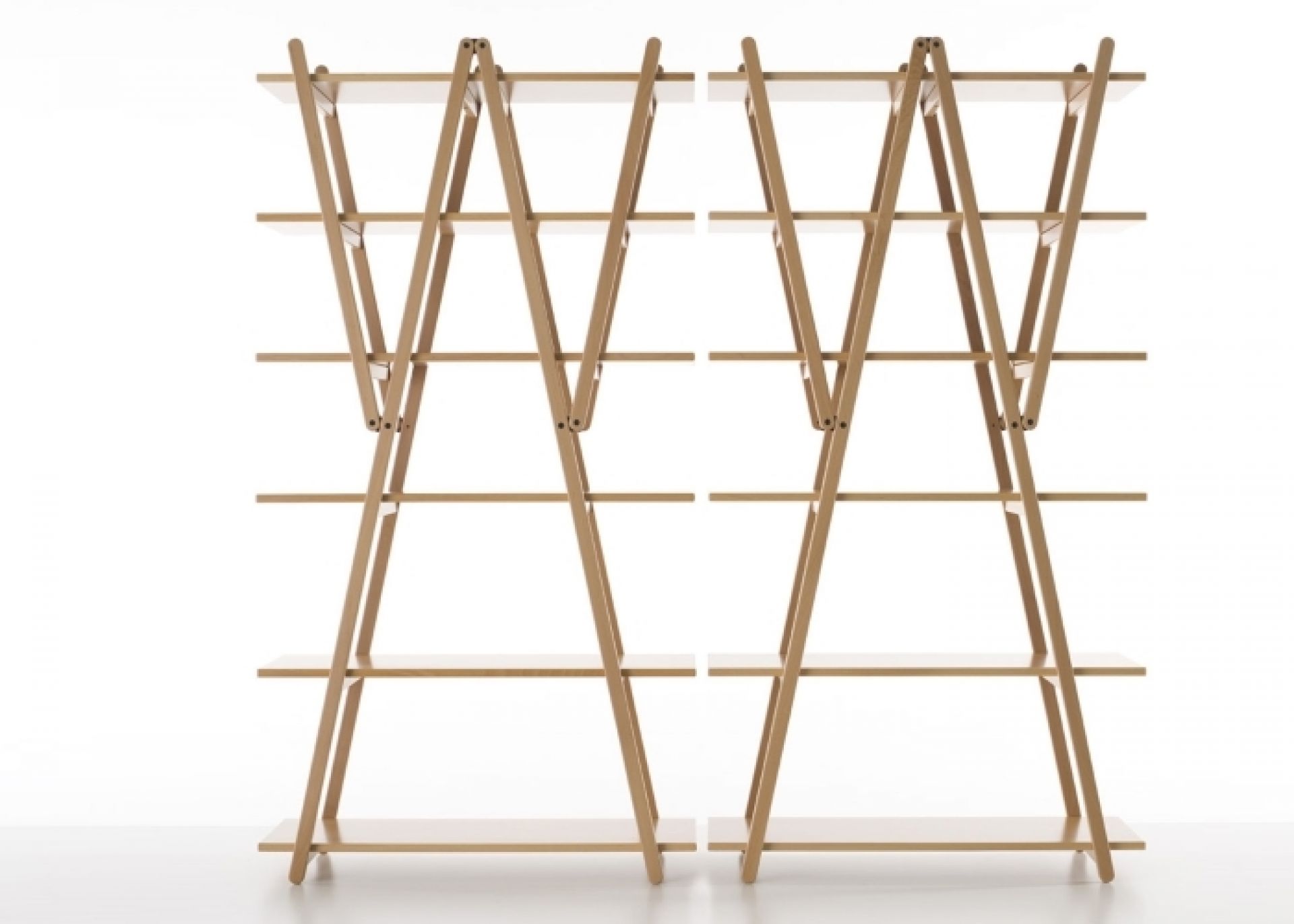 Zwei Nuvola Rossa Regale von Cassina, modernes Design Bücherregal aus hellem Holz.