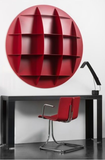 Rotes, sphärisches Continental Bücherregal an der Wand, kombiniert mit Schreibtisch und Stuhl.