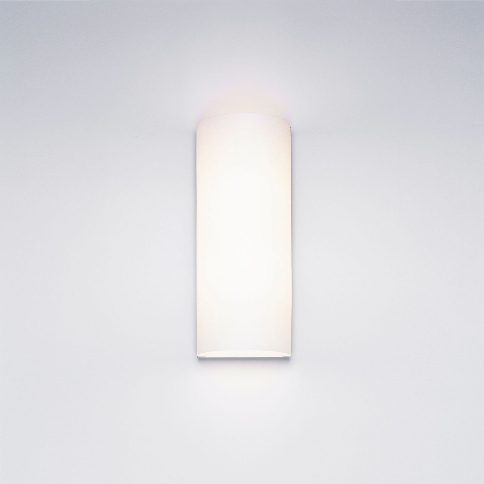 Weiße Club Wandleuchte von Serien Lighting an einer weißen Wand, indirekte Beleuchtung.