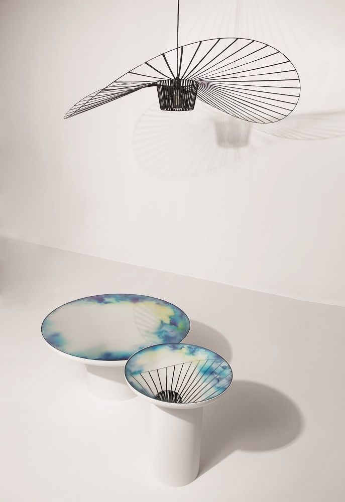 Vertigo Pendelleuchte XS von Petite Friture in Weiß über zwei weißen Tischen mit blauem Dekor.