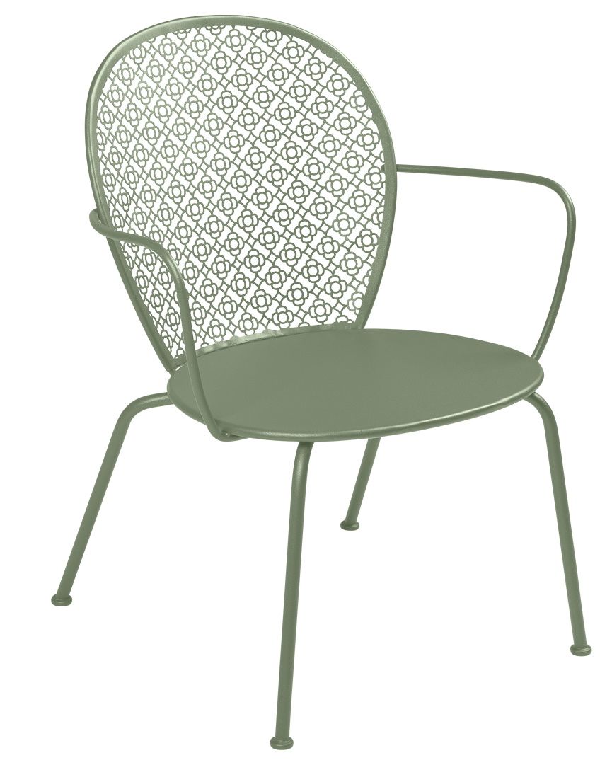 Grüner Lorette Sessel von Fermob für den Außenbereich mit filigranem Muster im Rücken.