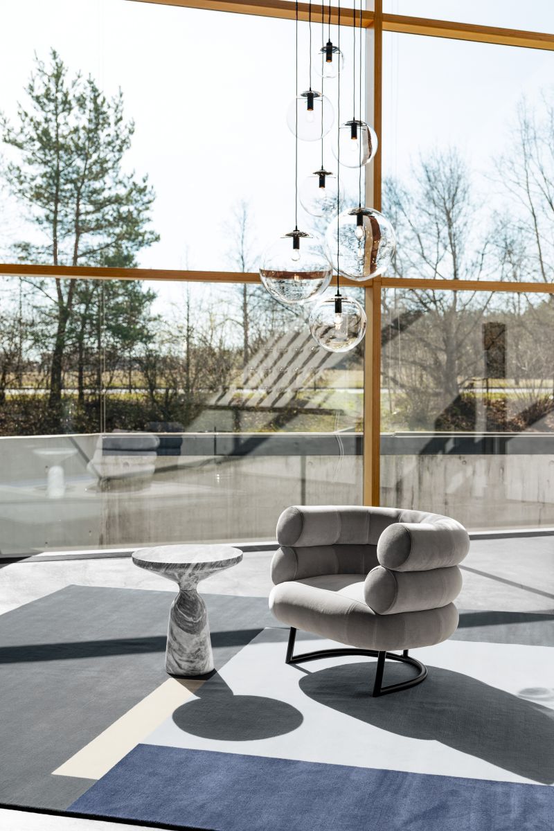 Roquebrune Teppich von ClassiCon, 300x300cm, mit geometrischem Muster in Grau, Blau und Beige.