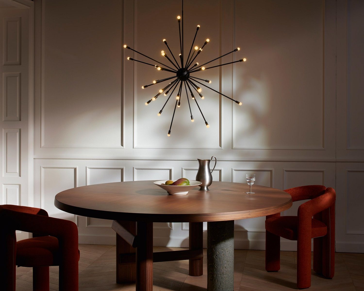 Galaxy Hängeleuchte über Esstisch: Moderne Cassina Pendelleuchte mit filigranen Leuchtarmen für stilvolles Ambiente.