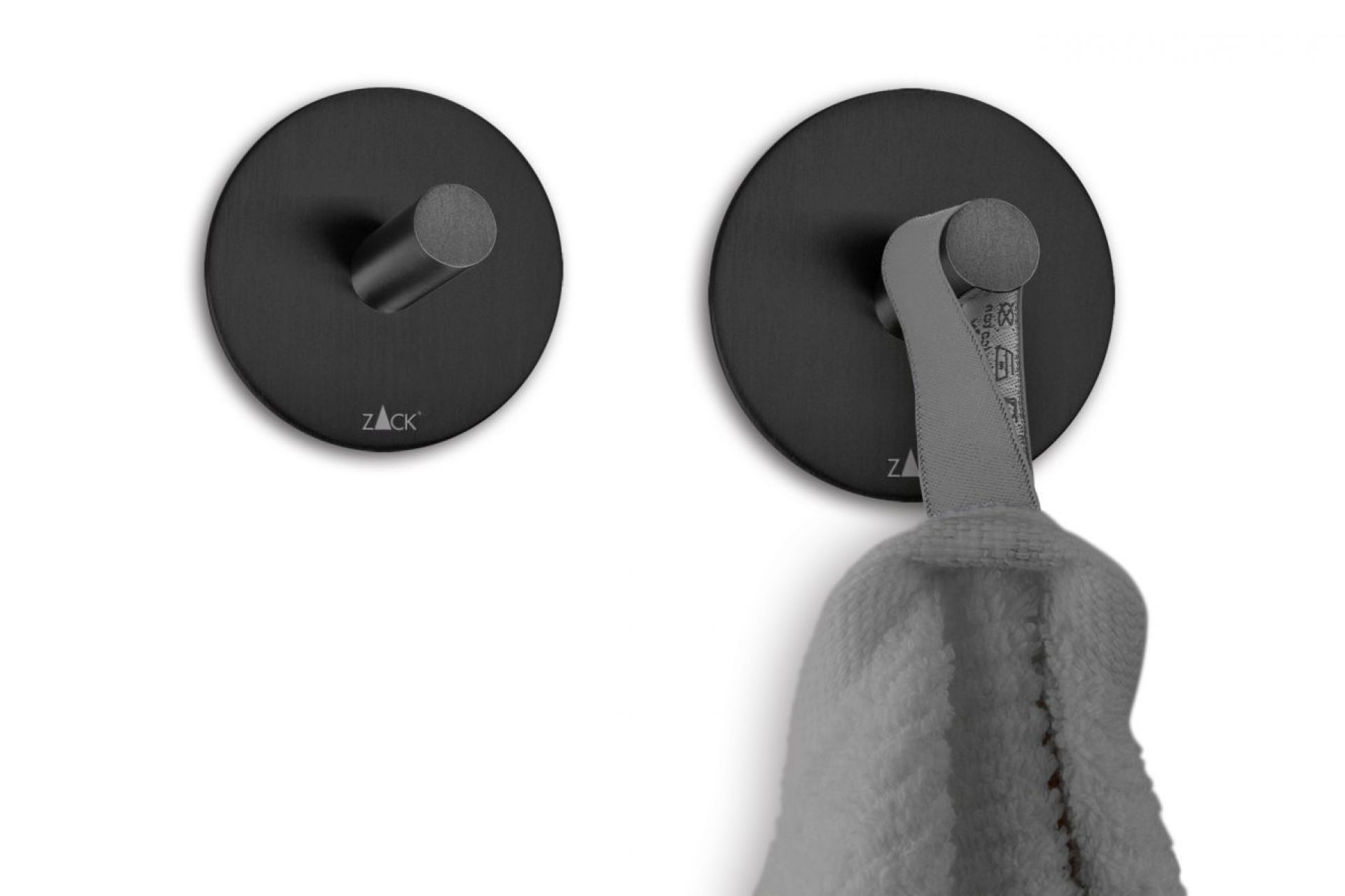 Zwei schwarze, runde Duplo Handtuchhaken von ZACK, einer mit Handtuch, für Bad und Küche.