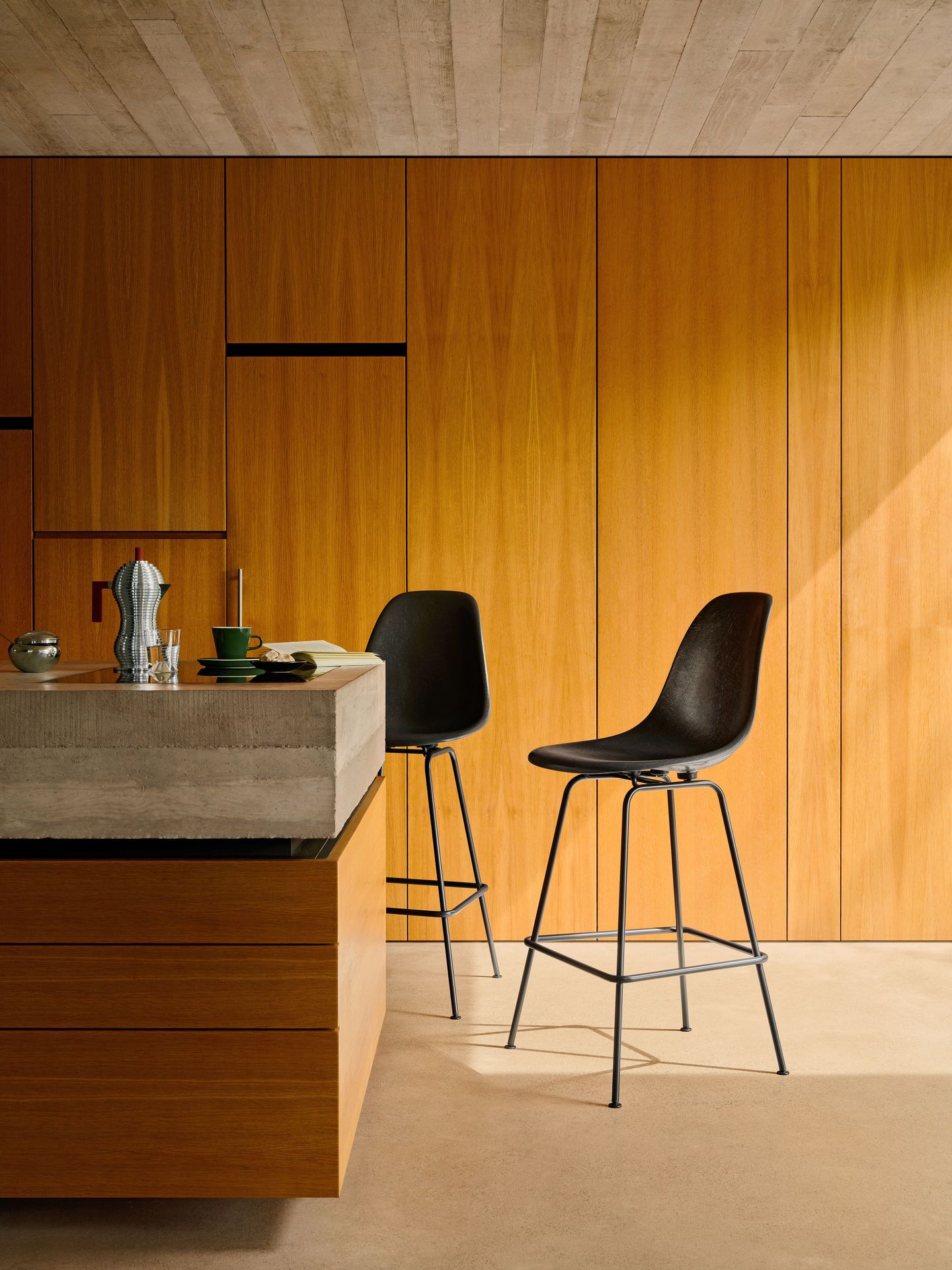 Eames Fiberglass Bar Stool Medium Barhocker Vitra