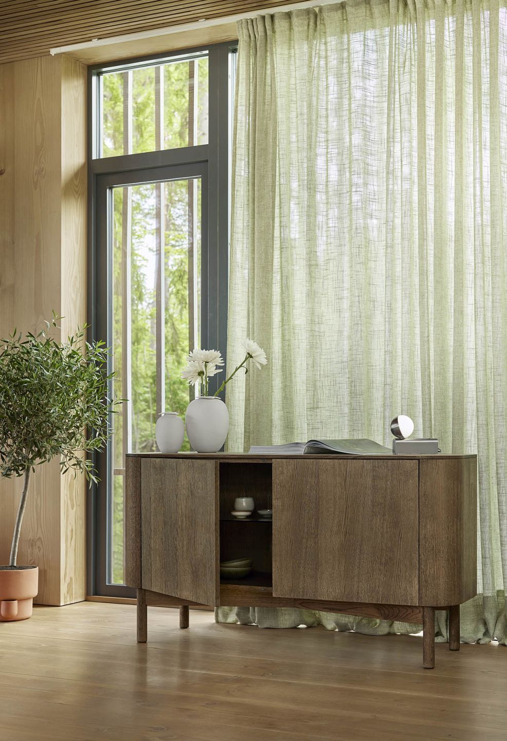 Loud Sideboard aus heller Eiche: Modernes Holz Sideboard mit Stauraum im Wohnzimmer.