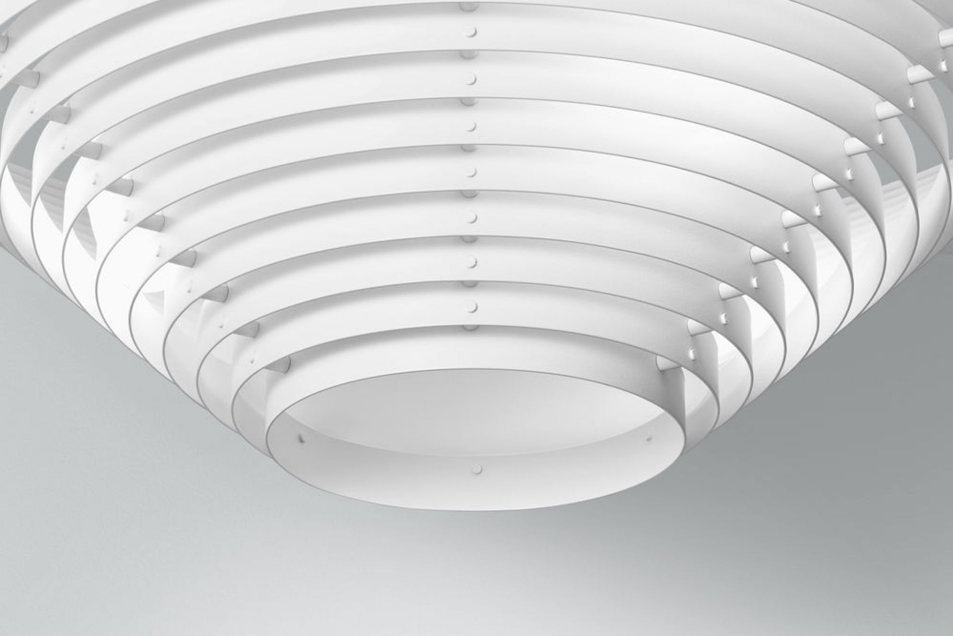 Detailaufnahme der weißen A622B Artek Deckenleuchte mit ringförmigen Lamellen. Moderne Pendelleuchte für Wohnraumbeleuchtung.