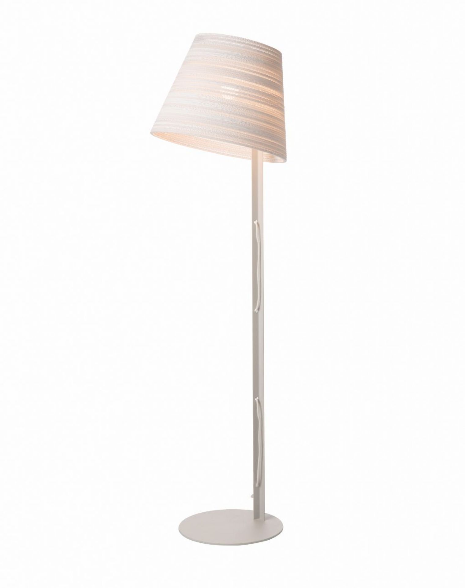 Weiße Tilt Stehleuchte Scraplights von Graypants: Moderne Stehlampe mit geneigtem Lampenschirm für Wohnzimmer und Schlafzimmer.