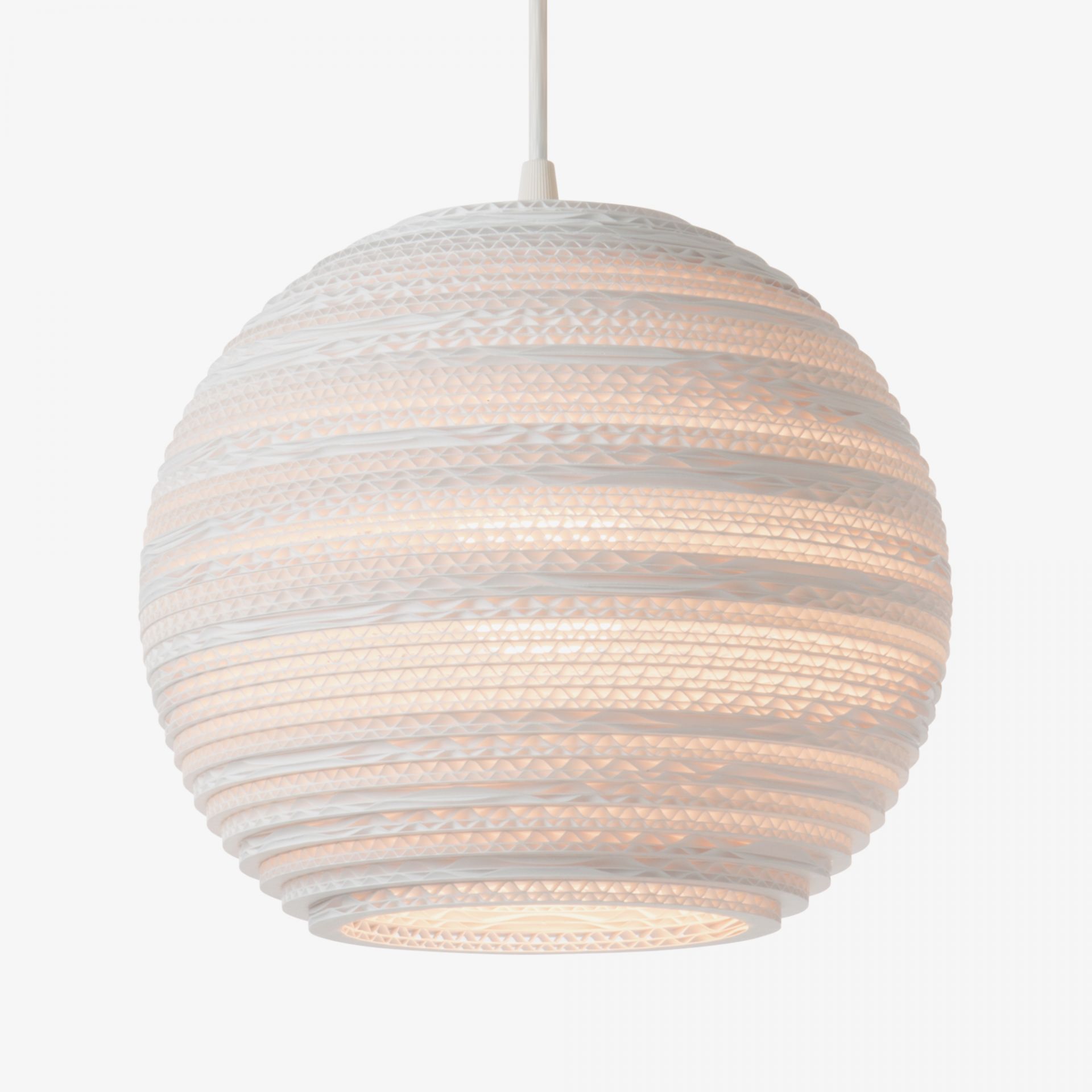 Weiße Scraplights Moon Hängeleuchte von Graypants: Runde Pendelleuchte aus recycelter Pappe, warmes Licht.