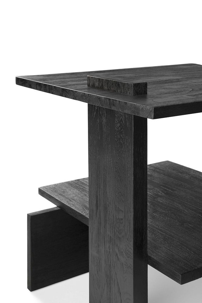 Detailaufnahme des Ethnicraft Teak Abstract Beistelltisches in Schwarz, mit Ablageflächen und minimalistischem Design.