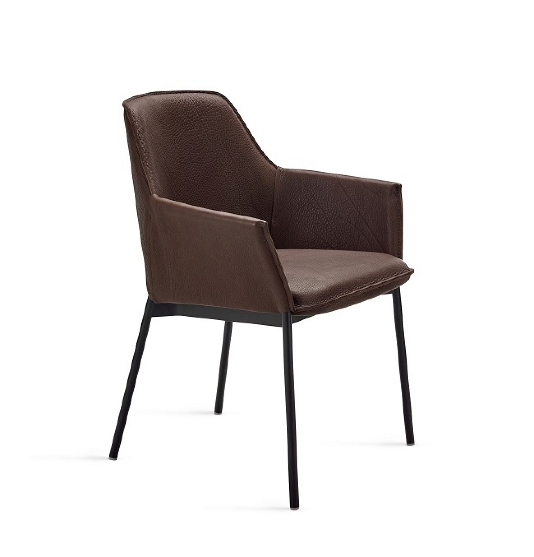 Grace Armlehnenstuhl von Freifrau Manufaktur in braunem Leder mit schwarzen Metallbeinen. Design Stuhl.