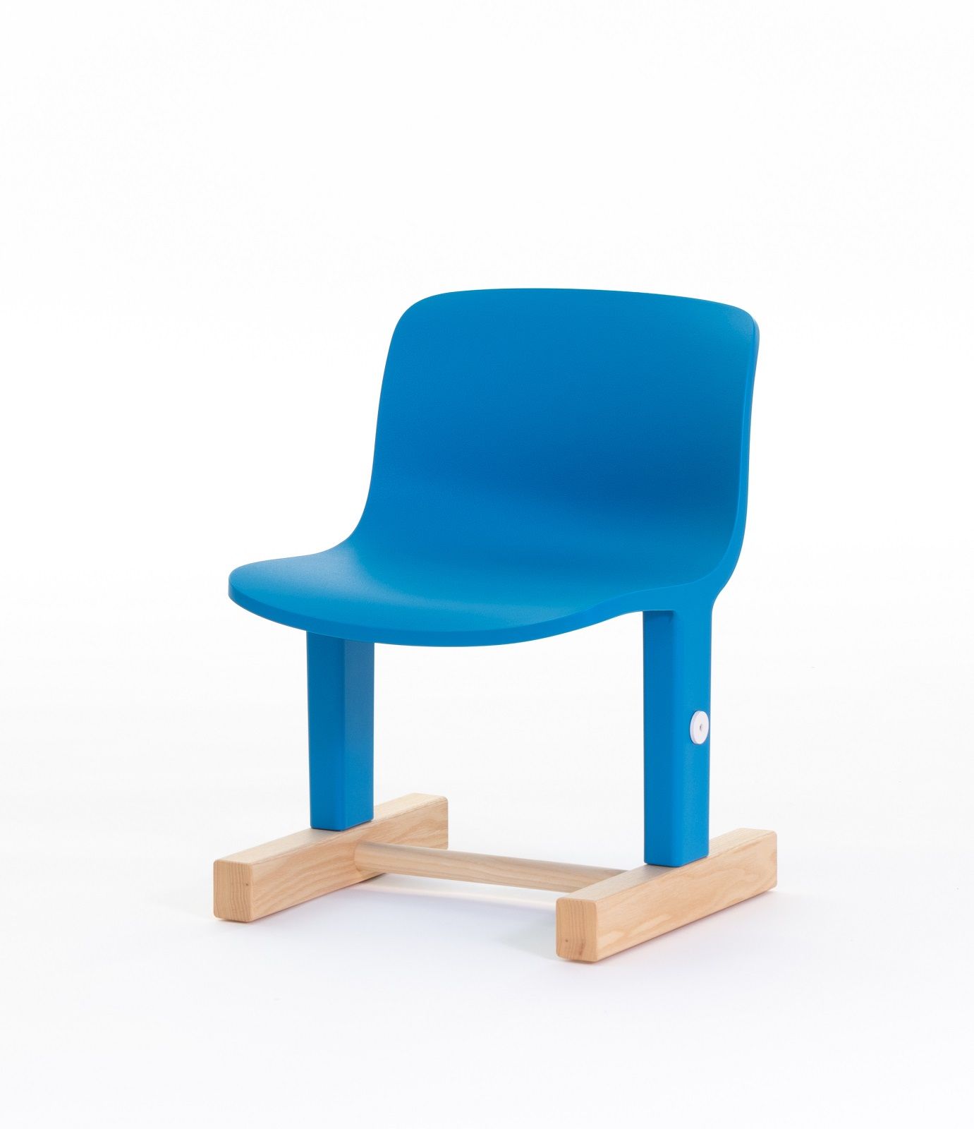 Blauer Little Big Chair Kinderstuhl von Magis, höhenverstellbar, mit Holzfuß auf weißem Hintergrund.