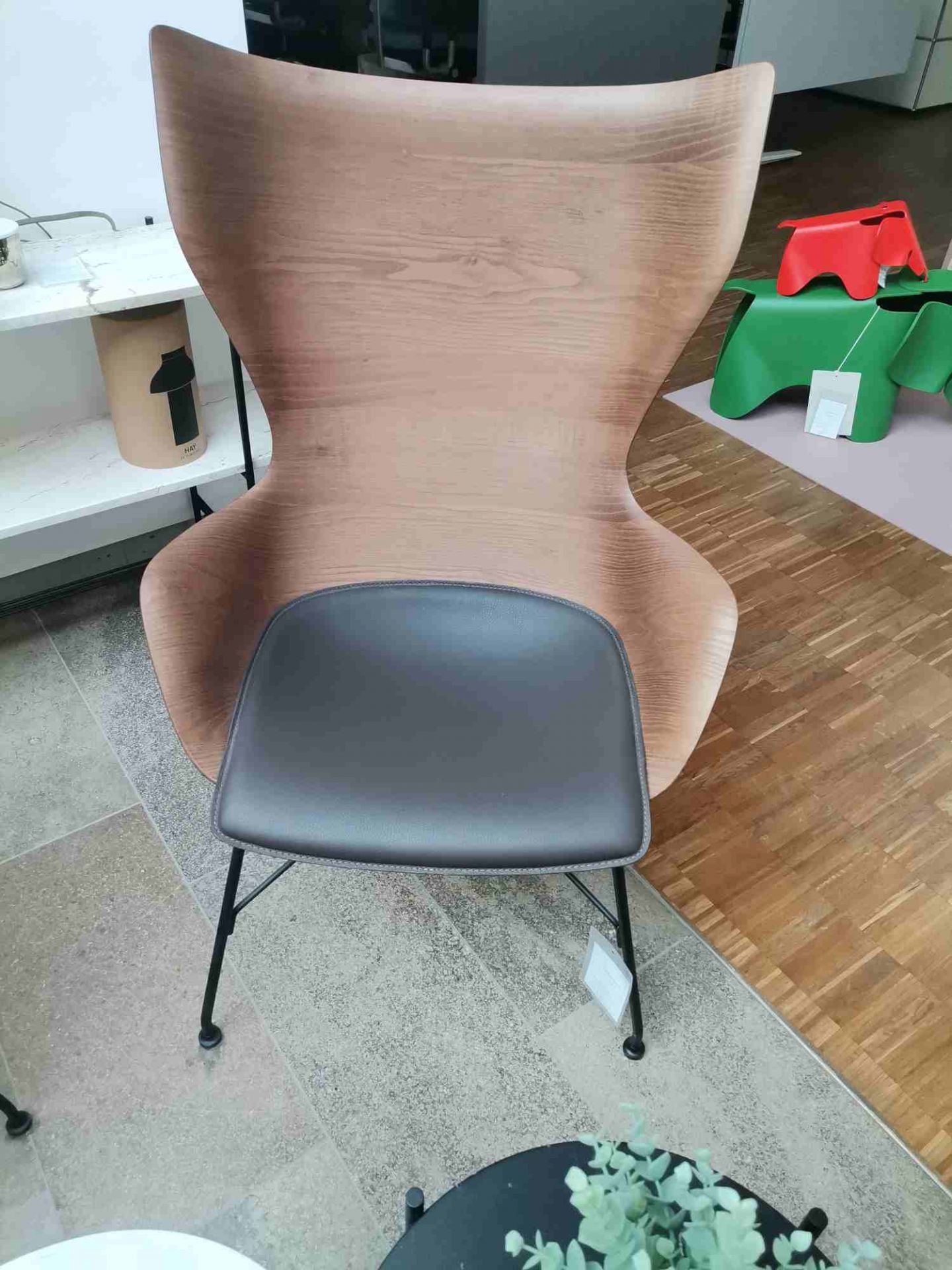 K/WOOD Sessel: Holzstuhl mit grauer Sitzfläche, modernes Design, ideal für Wohnzimmer und Esszimmer.