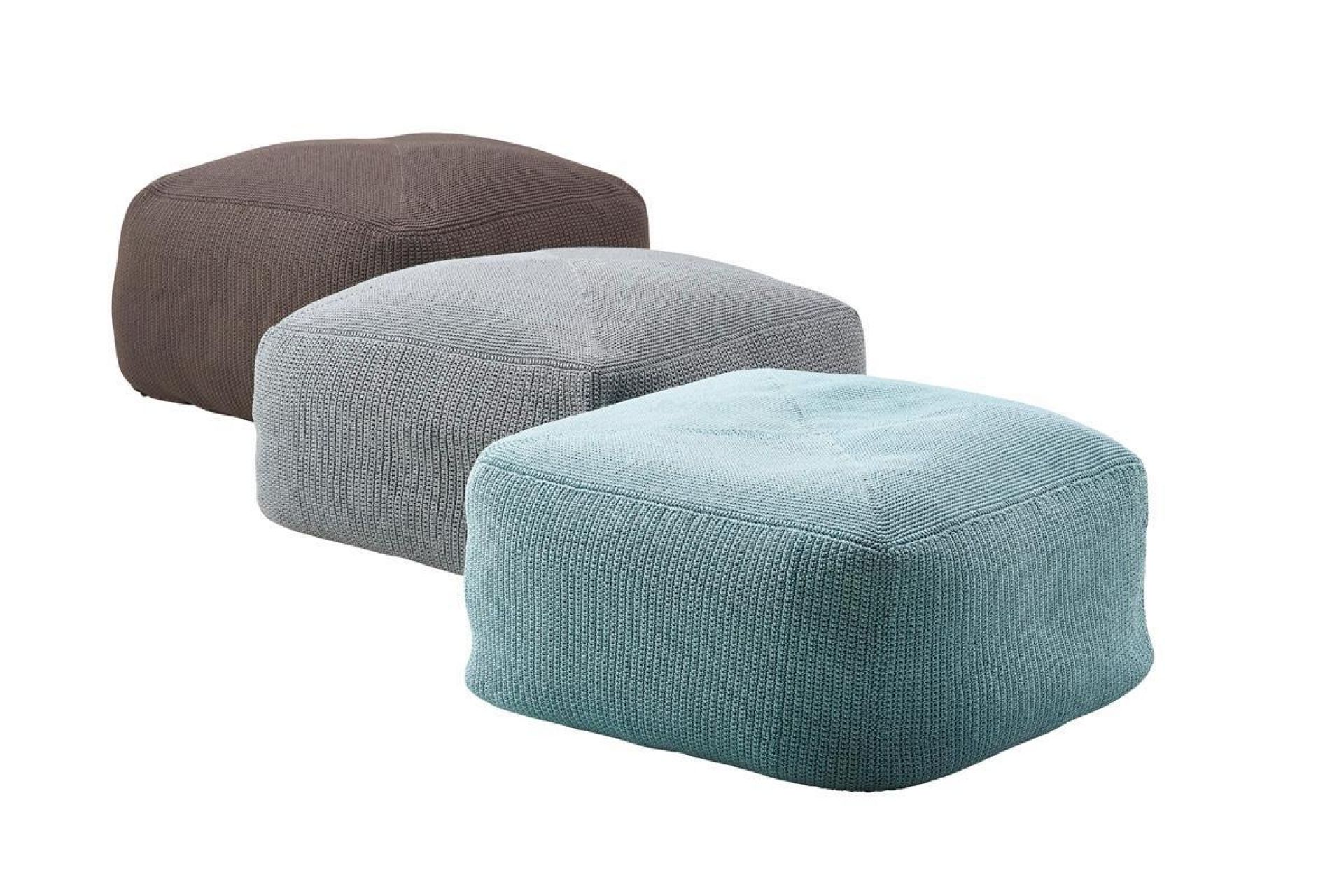 Drei Cane-Line Divine Outdoor Hocker in Braun, Grau und Sand, quadratisch und gestrickt.