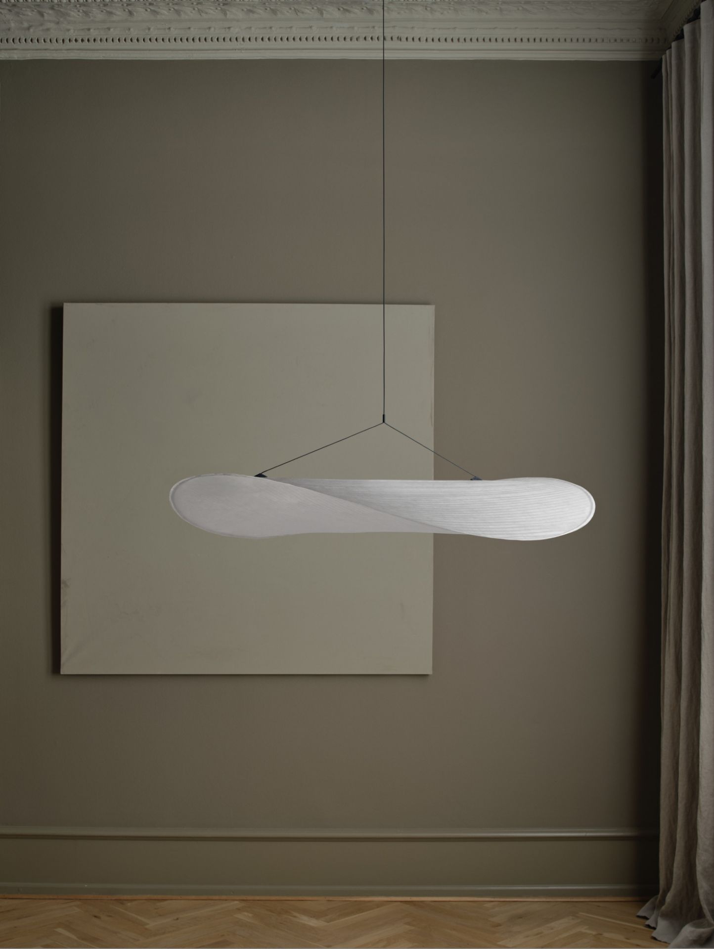 Moderne Tense Pendelleuchte von New Works, Durchmesser 90 cm, schwebend im Raum, minimalistisches Design.