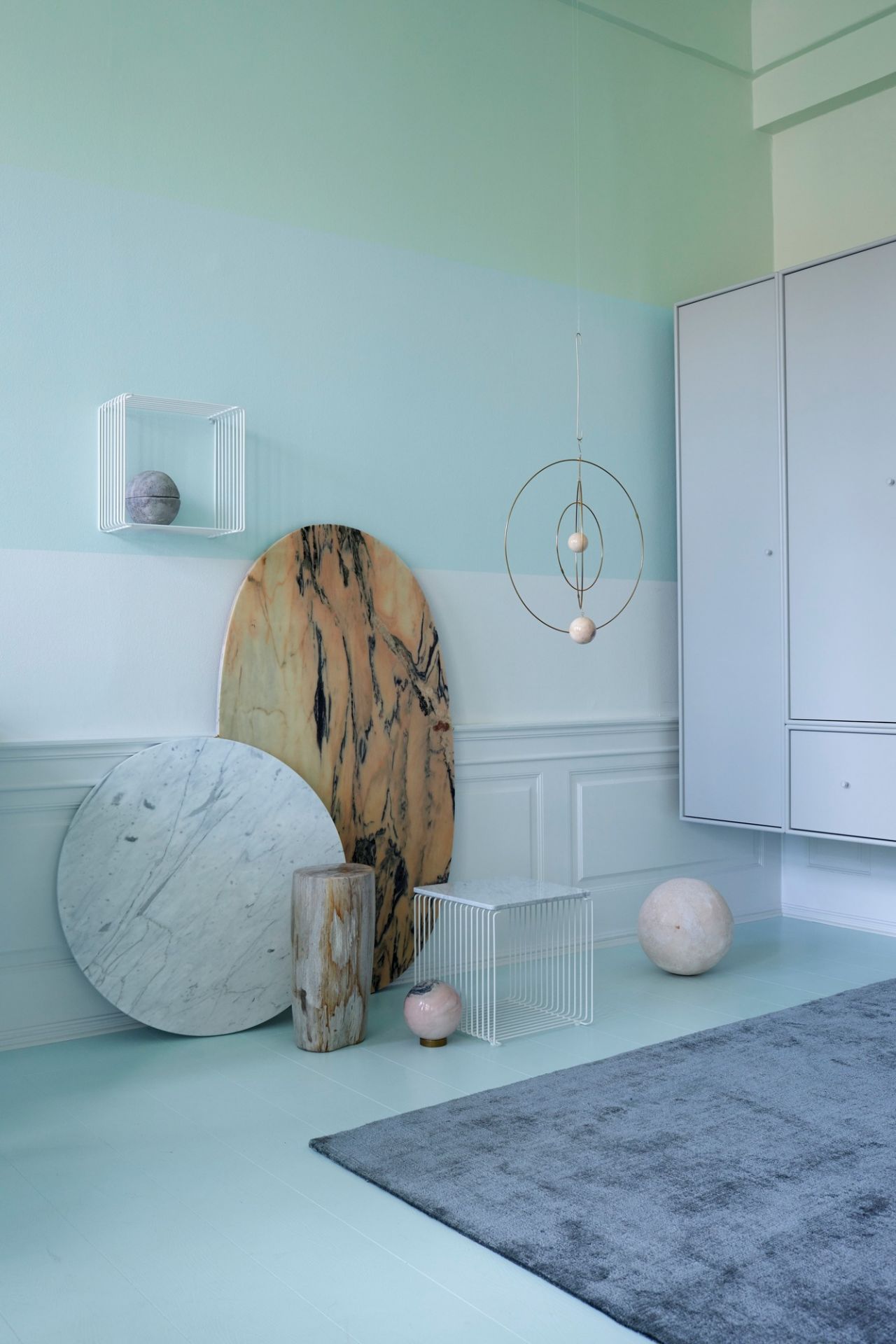 Montana Panton Wire Cube als Beistelltisch/Couchtisch in weißem Drahtdesign, Teil einer modernen Raumgestaltung.