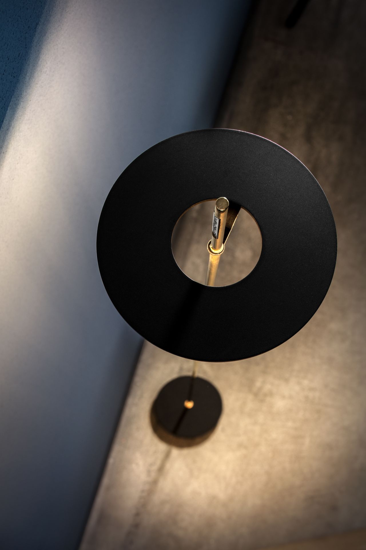 Detailaufnahme der Giulietta Stehleuchte von Catellani & Smith in Vintage Messing. Designleuchte für Wohnzimmer.