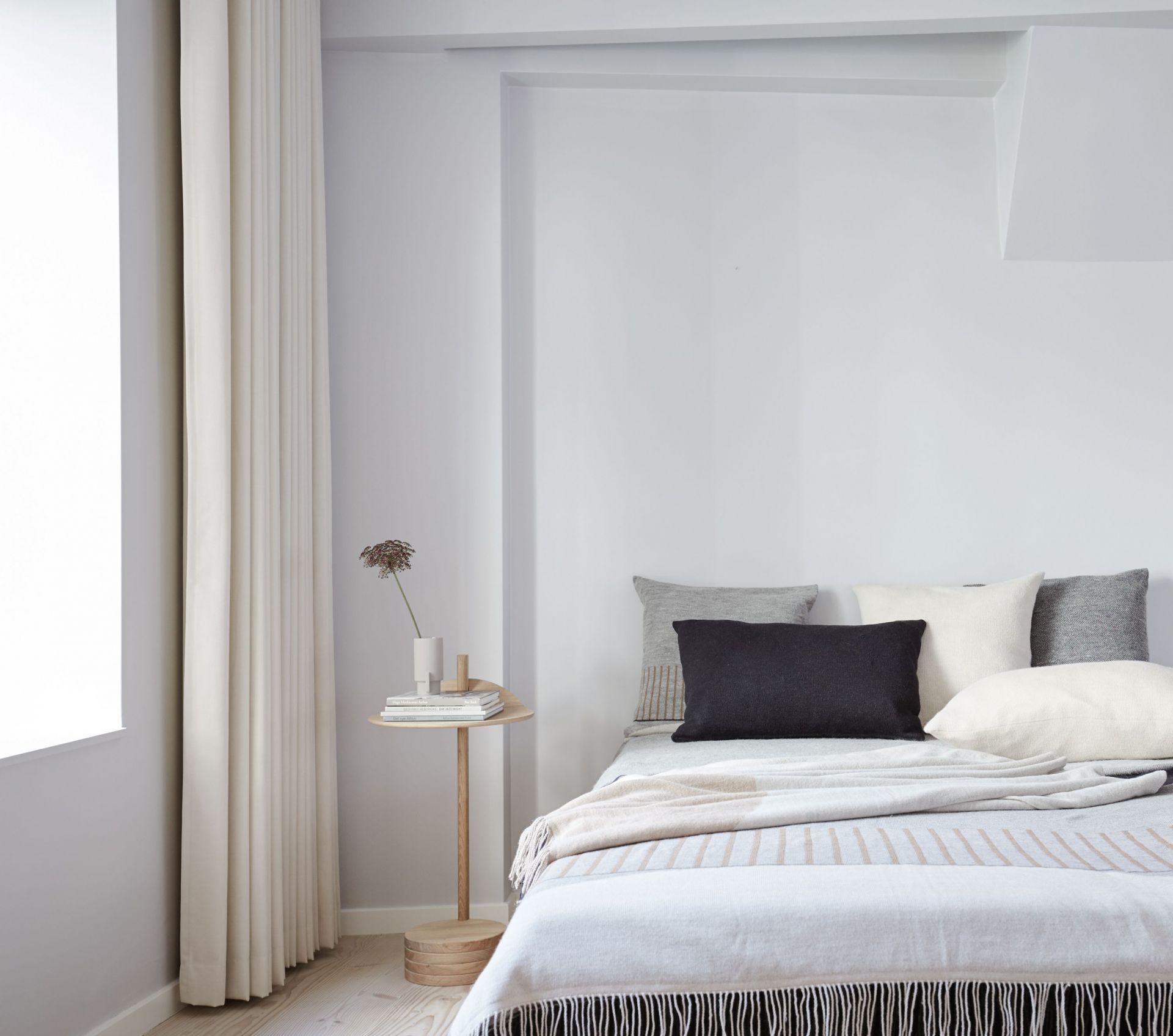 Aymara Decke Rib Cream auf Bett mit Kissen und Fransen, gemütliche Wohnzimmerdeko.