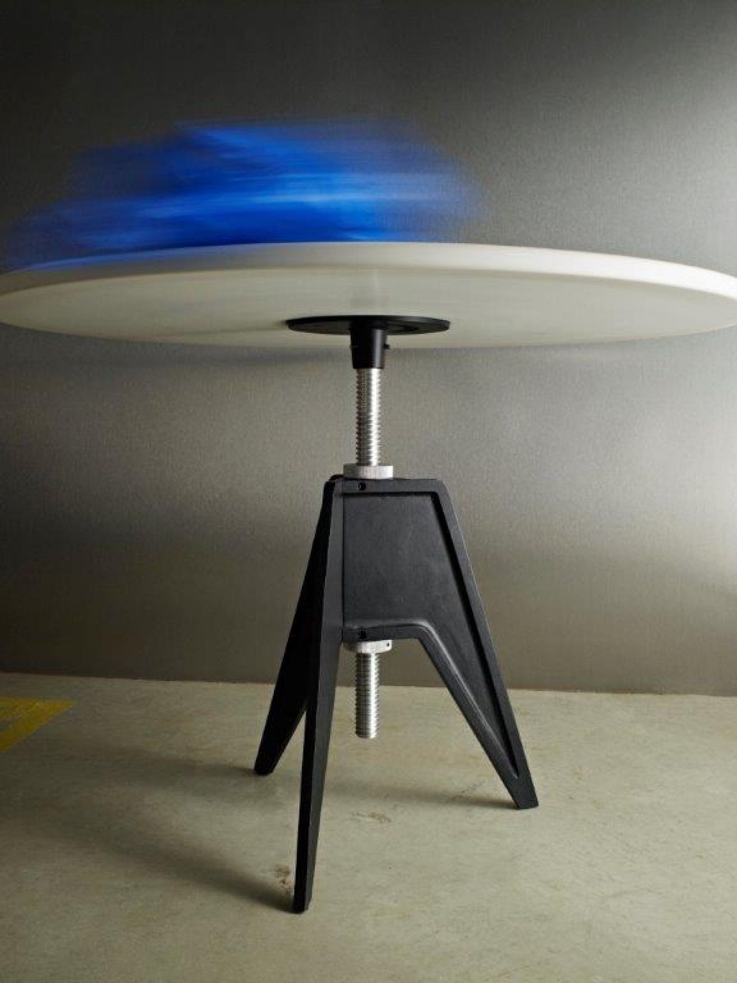 Screw Café Table von Tom Dixon: Runder Tisch mit schwarzem, höhenverstellbarem Metallfuß.