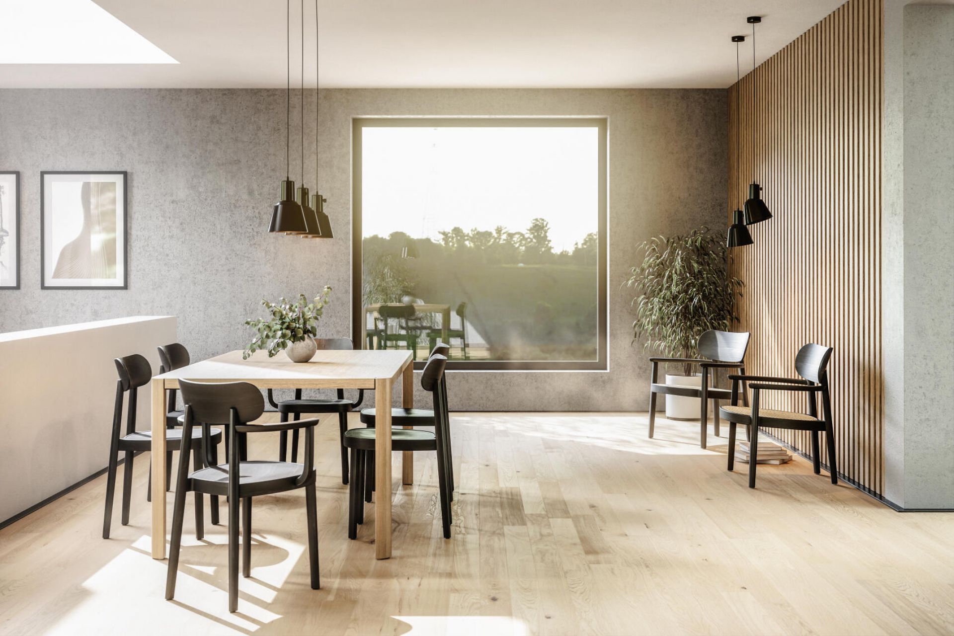 Esszimmer mit Holztisch und schwarzen Thonet Stühlen mit Armlehnen, modernes Interieur und viel Tageslicht.