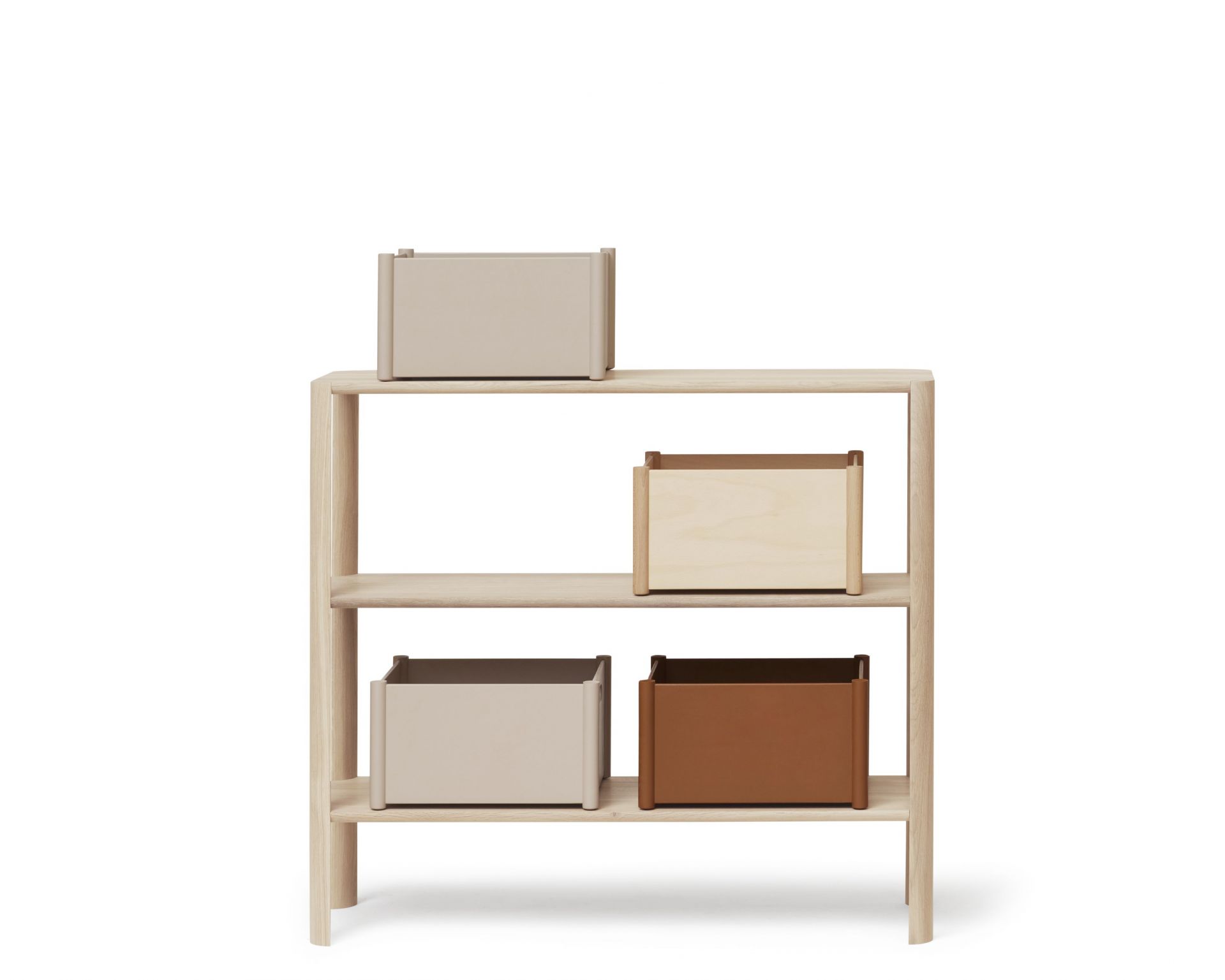 Leaf Regal 1x3 Eiche weiß geölt von Form & Refine mit Aufbewahrungsboxen in verschiedenen Farben.