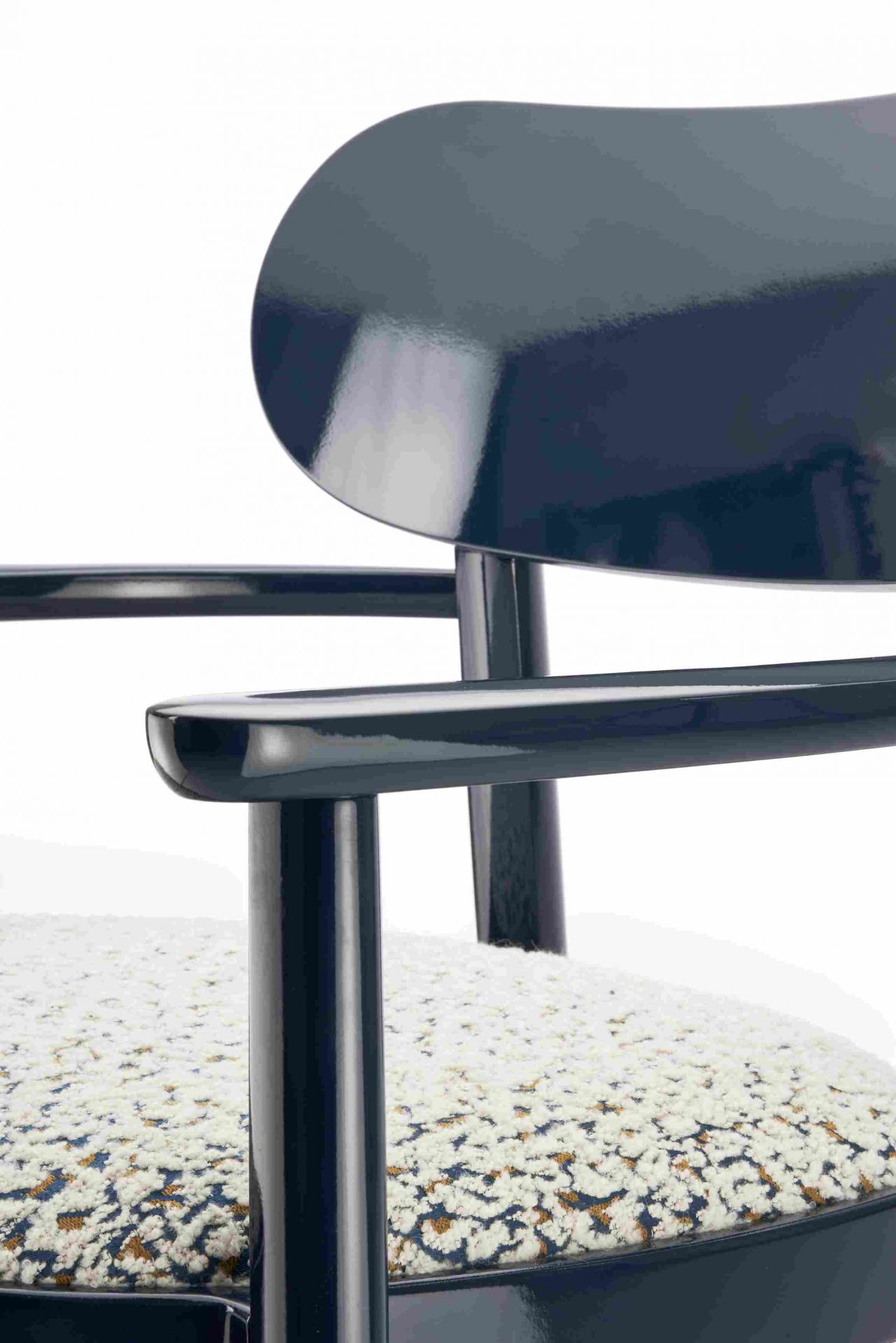 Detailaufnahme: Holzsesessel mit Armlehnen, gepolsterter Sitz, Thonet-Design, Möbel für Wohnzimmer und Esszimmer.