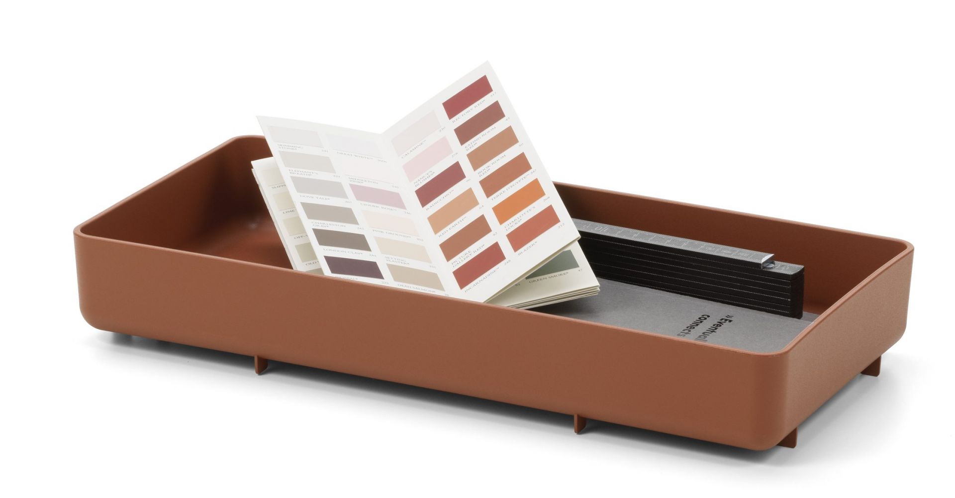 Chap Tray RE Tablett von Vitra in Terrakotta mit Farbkarten und Zollstock.