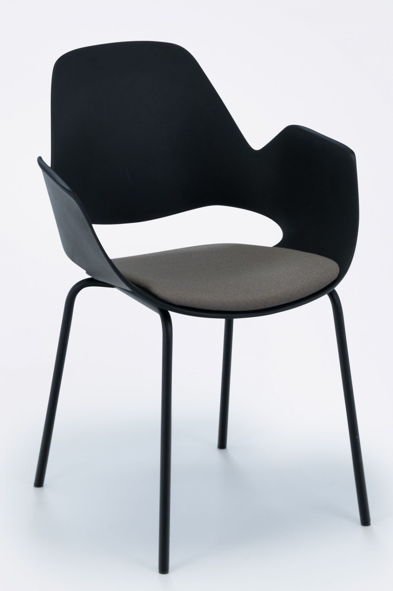 Falk Stuhl mit Armlehne Beine aus schwarz pulverbeschichtetem Metall Houe