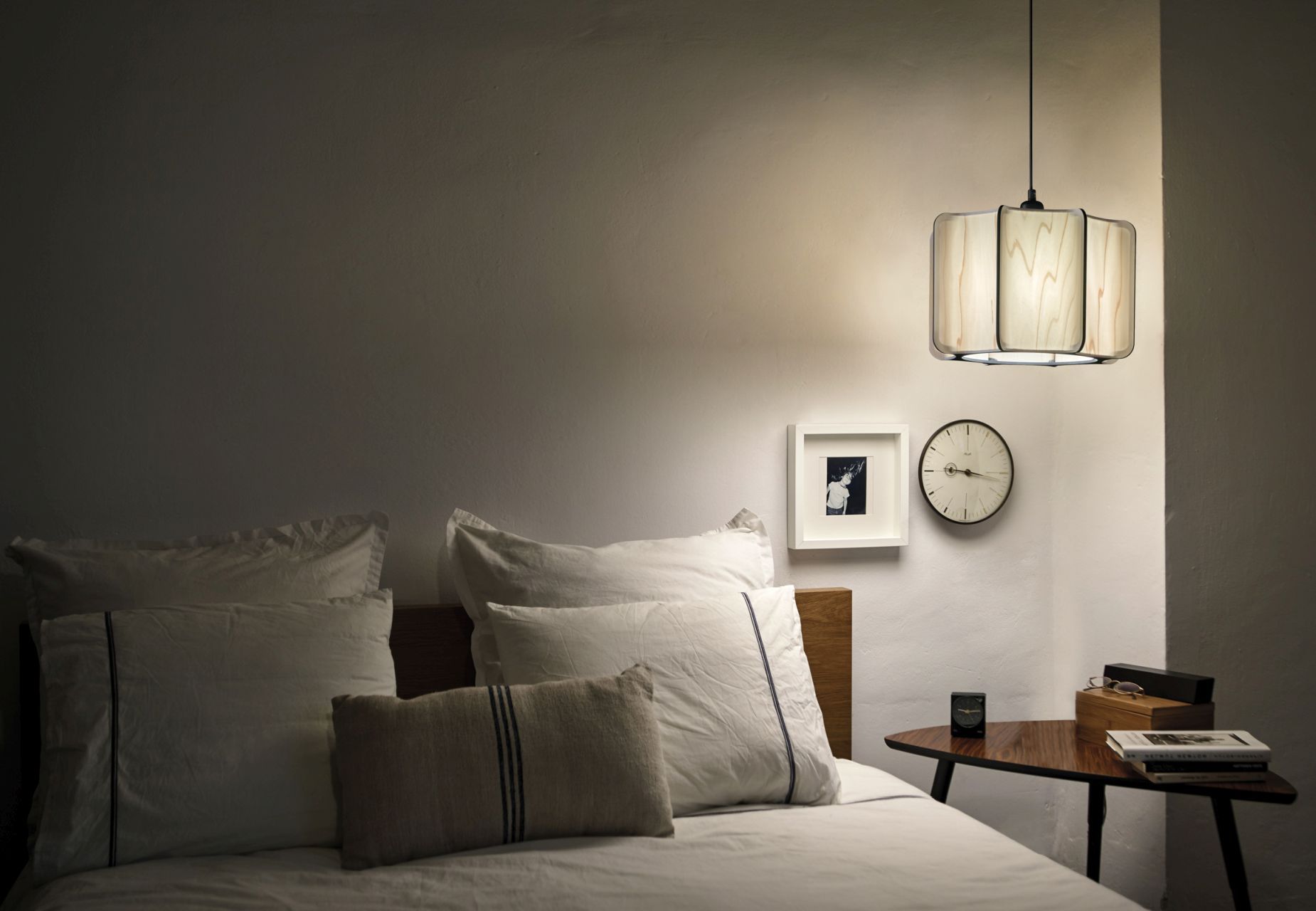 Kactos Pendelleuchte von LZF Lamps über einem Bett, moderne Holzlampe für Schlafzimmer.