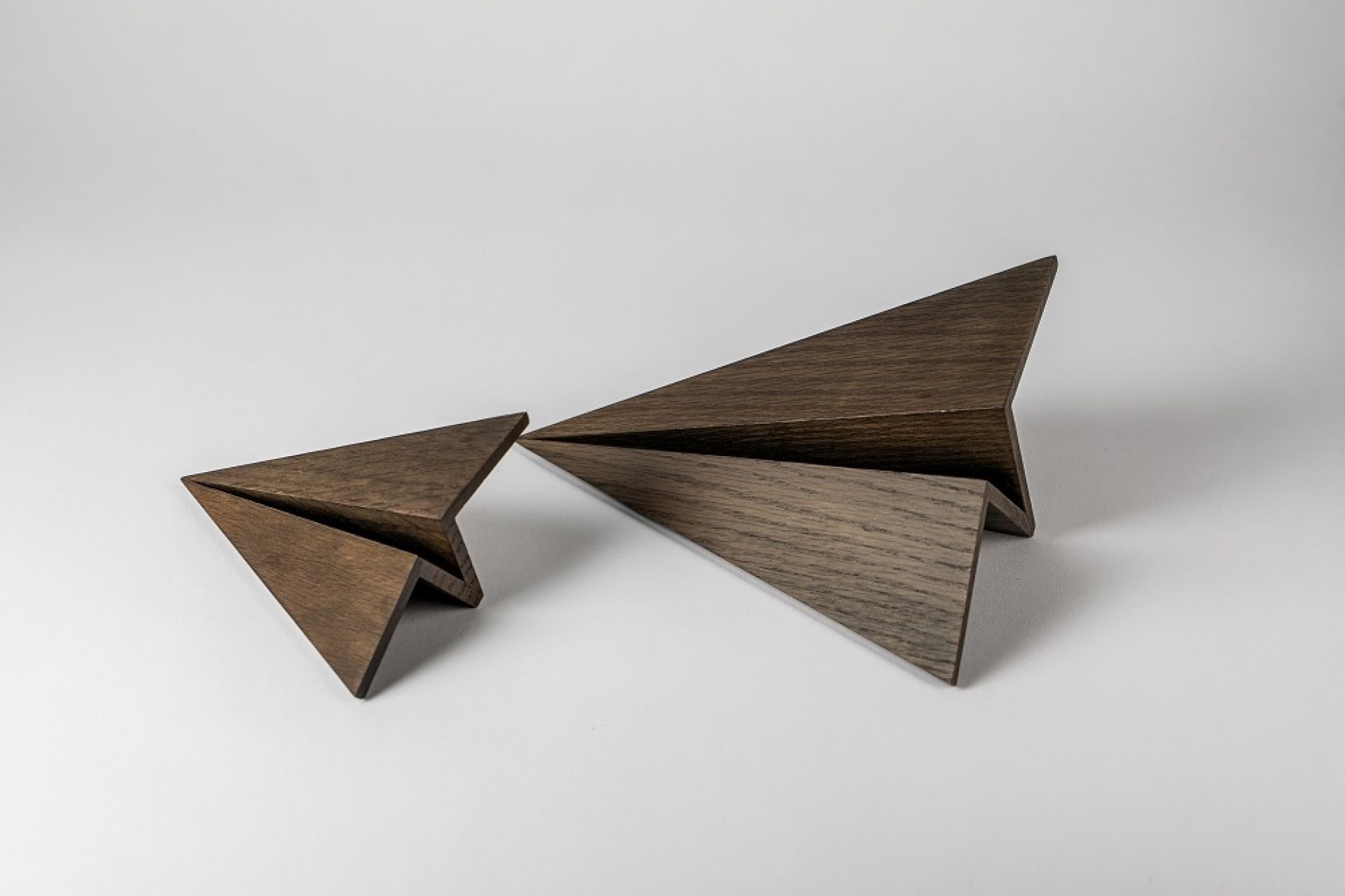 Zwei Maverick Paperplane Holzfiguren, geräucherte Eiche, Dekoration für Kinderzimmer und Design-Liebhaber.