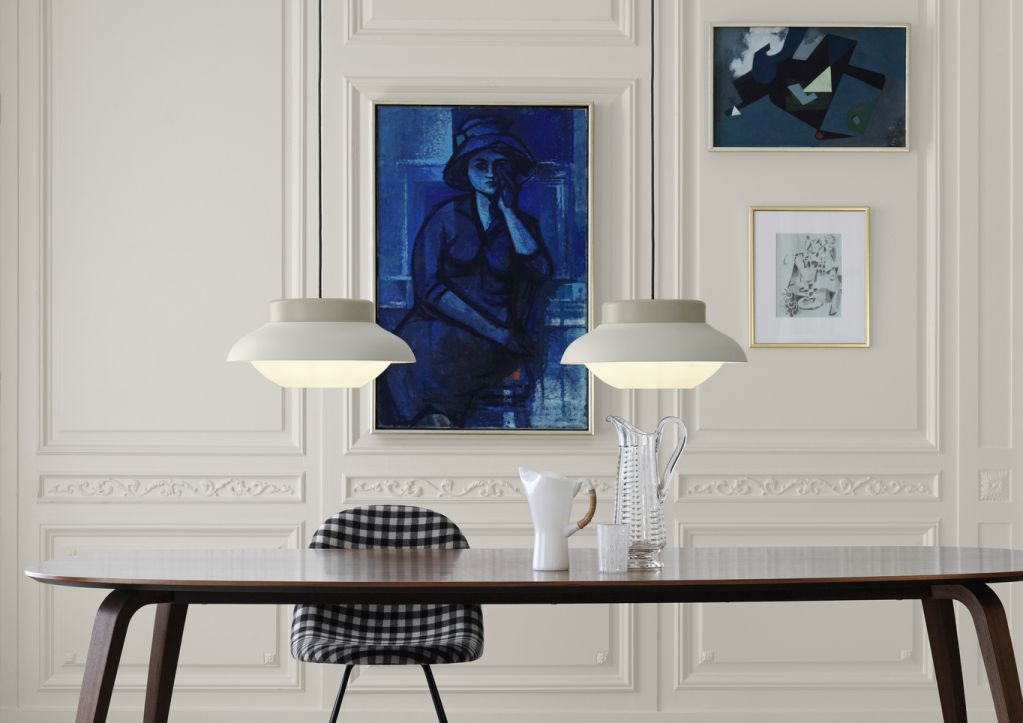 GUBI Esstisch elliptisch: Detailaufnahme des Tisches mit Stuhl, Lampe und Dekoration im Esszimmer.