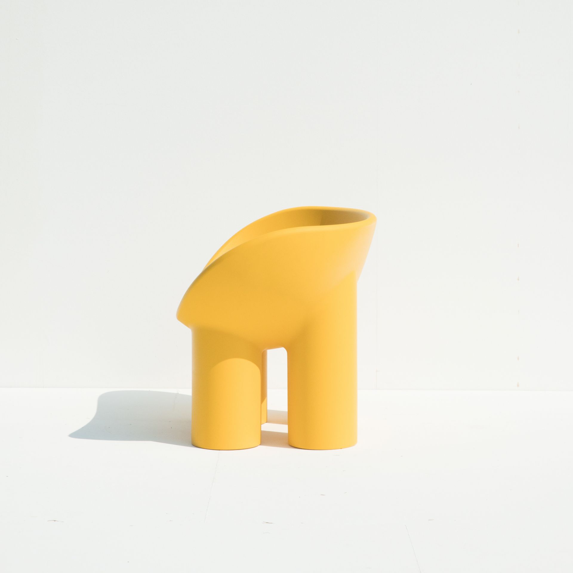 Gelber Roly Poly Sessel von Driade, modernes Designmöbel für Wohnzimmer und Garten.