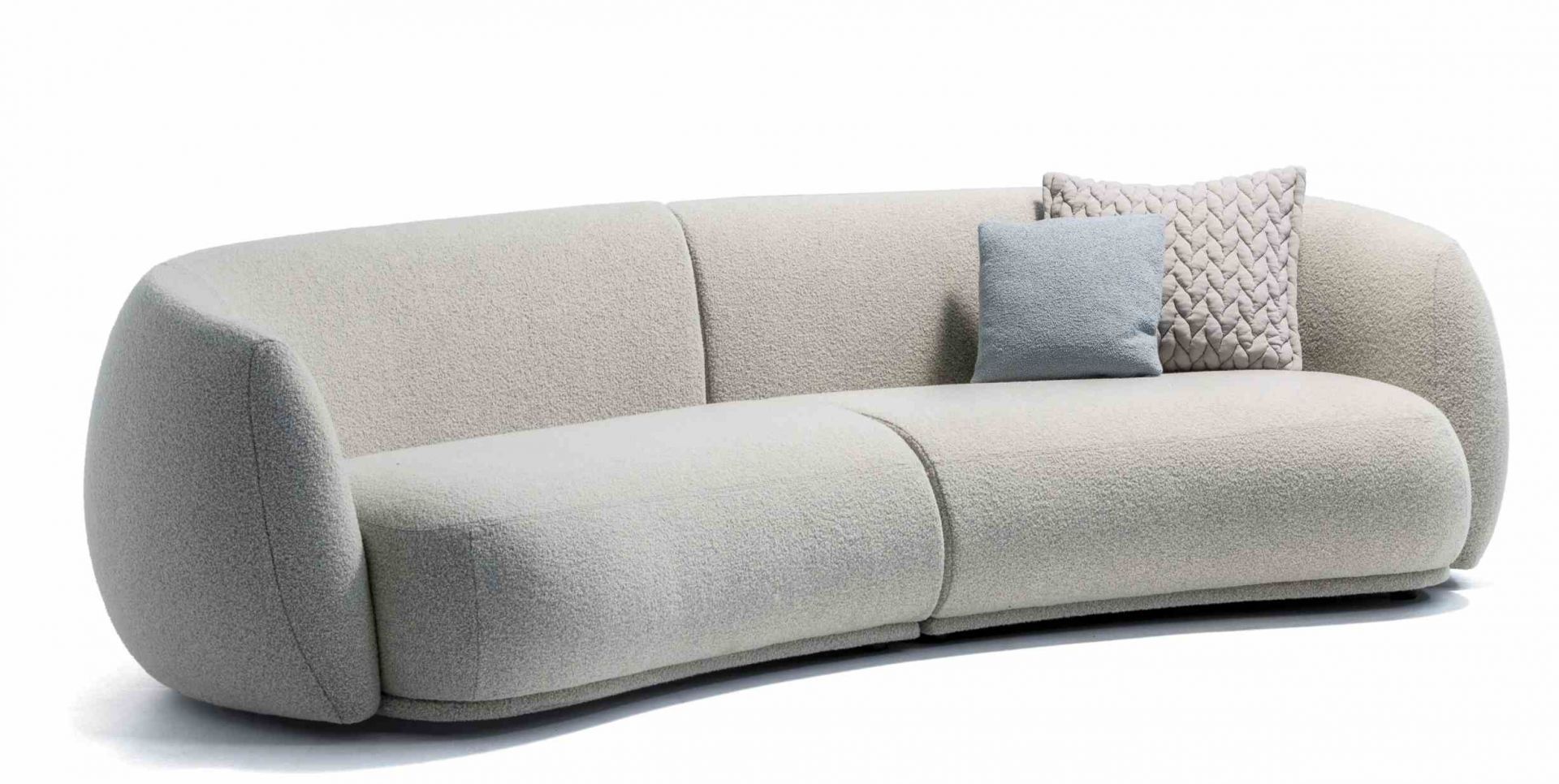 Pacific Sofa von Moroso, cremefarbenes 3-Sitzer Sofa mit Bouclé-Bezug und Zierkissen.
