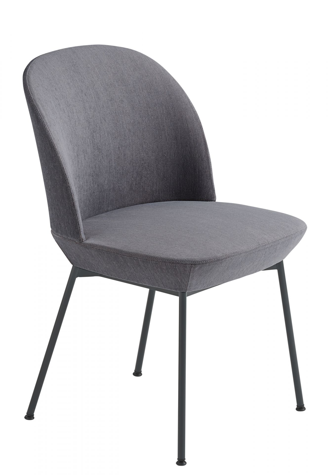 Grauer Oslo Side Chair Stuhl von Muuto mit Stoffbezug und schwarzen Metallbeinen.