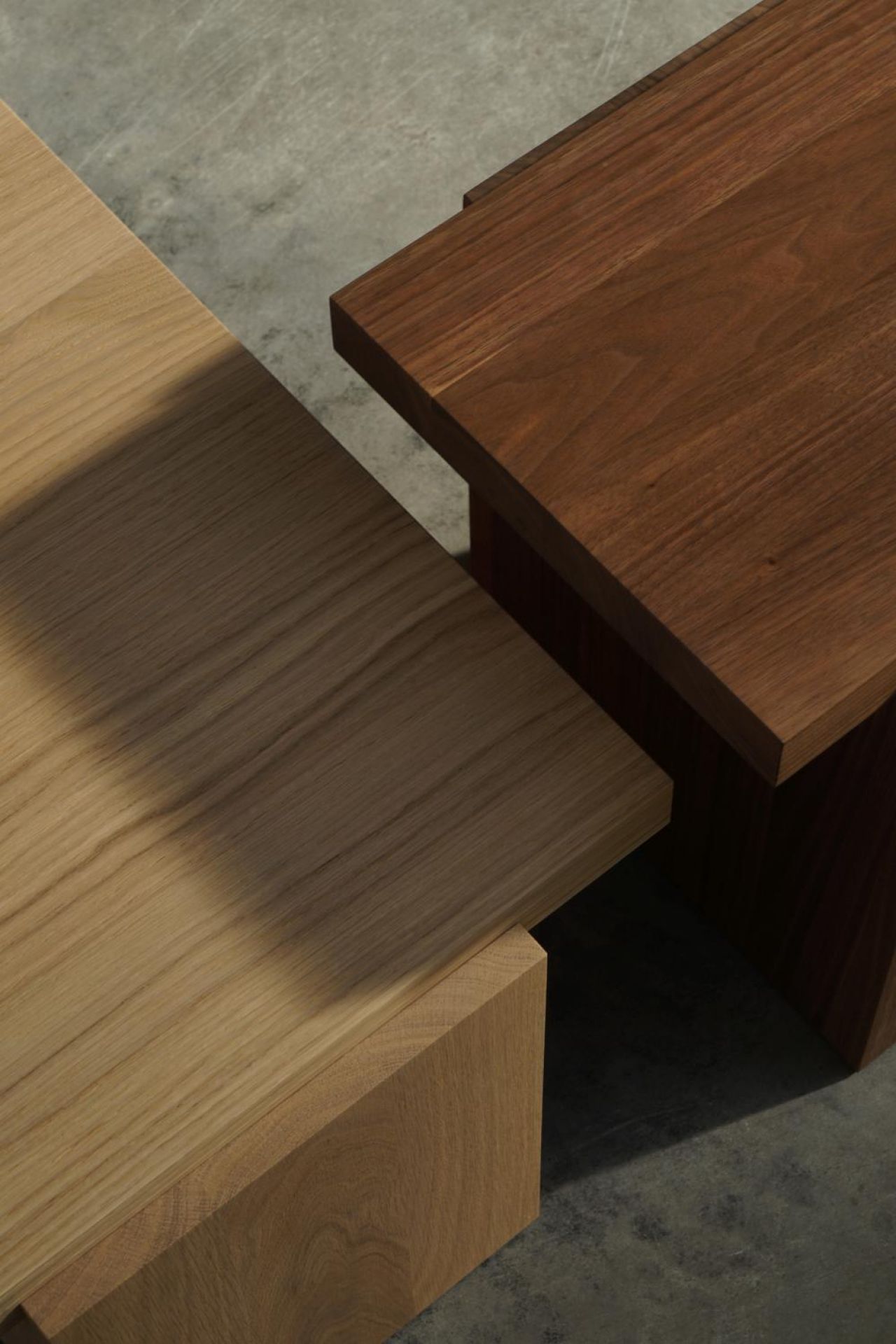 Detailaufnahme: DT02 Tore Beistelltisch von e15, Eiche geölt und Nussbaum, moderne Holztische.