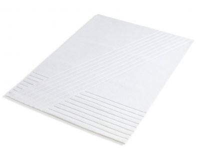 Weißer Kyoto Teppich von Woud, 170x240 cm, mit dezentem, geometrischem Linienmuster. Moderner Teppich für Wohnräume.