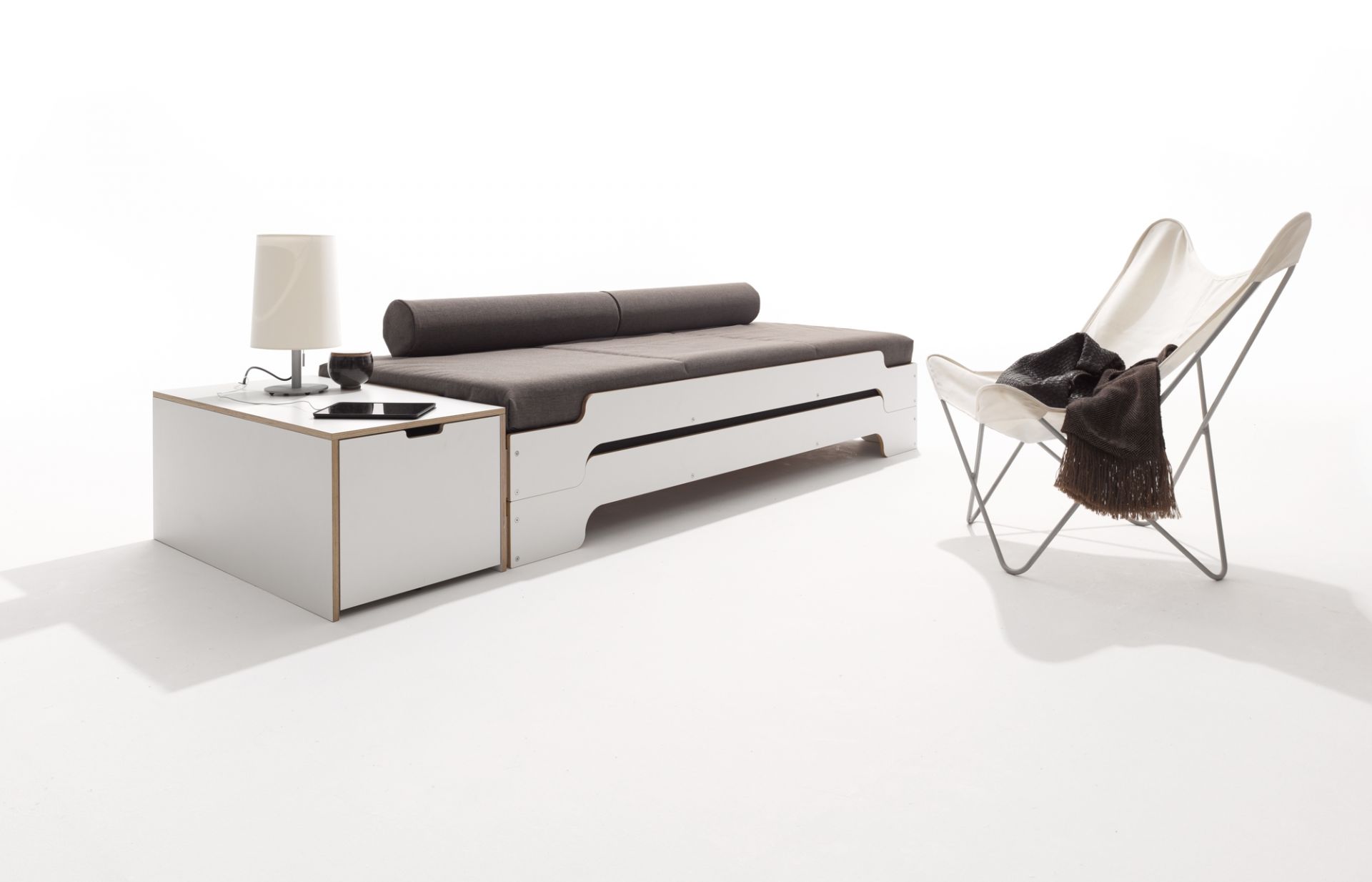 Starr Lattenrost von Müller Möbelwerkstätten (220x140 cm) mit Massivholzrahmen und Nachttisch.