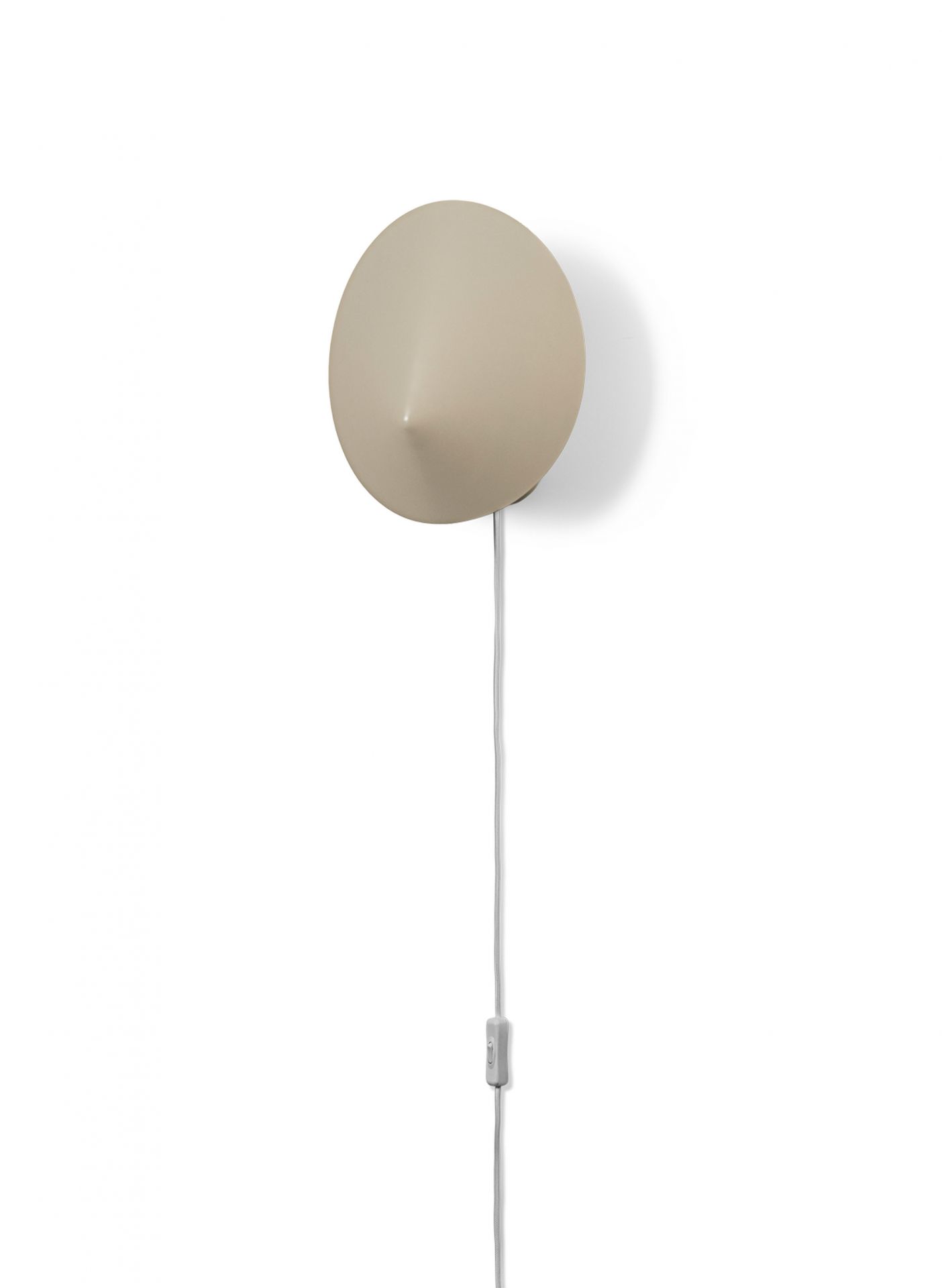 Beige Arum Wandleuchte von Ferm Living mit Kabel und Schalter an weißer Wand.