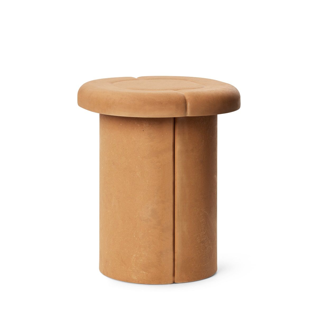 Freistehender, brauner Alder Stool Hocker von Mater für drinnen und draußen.