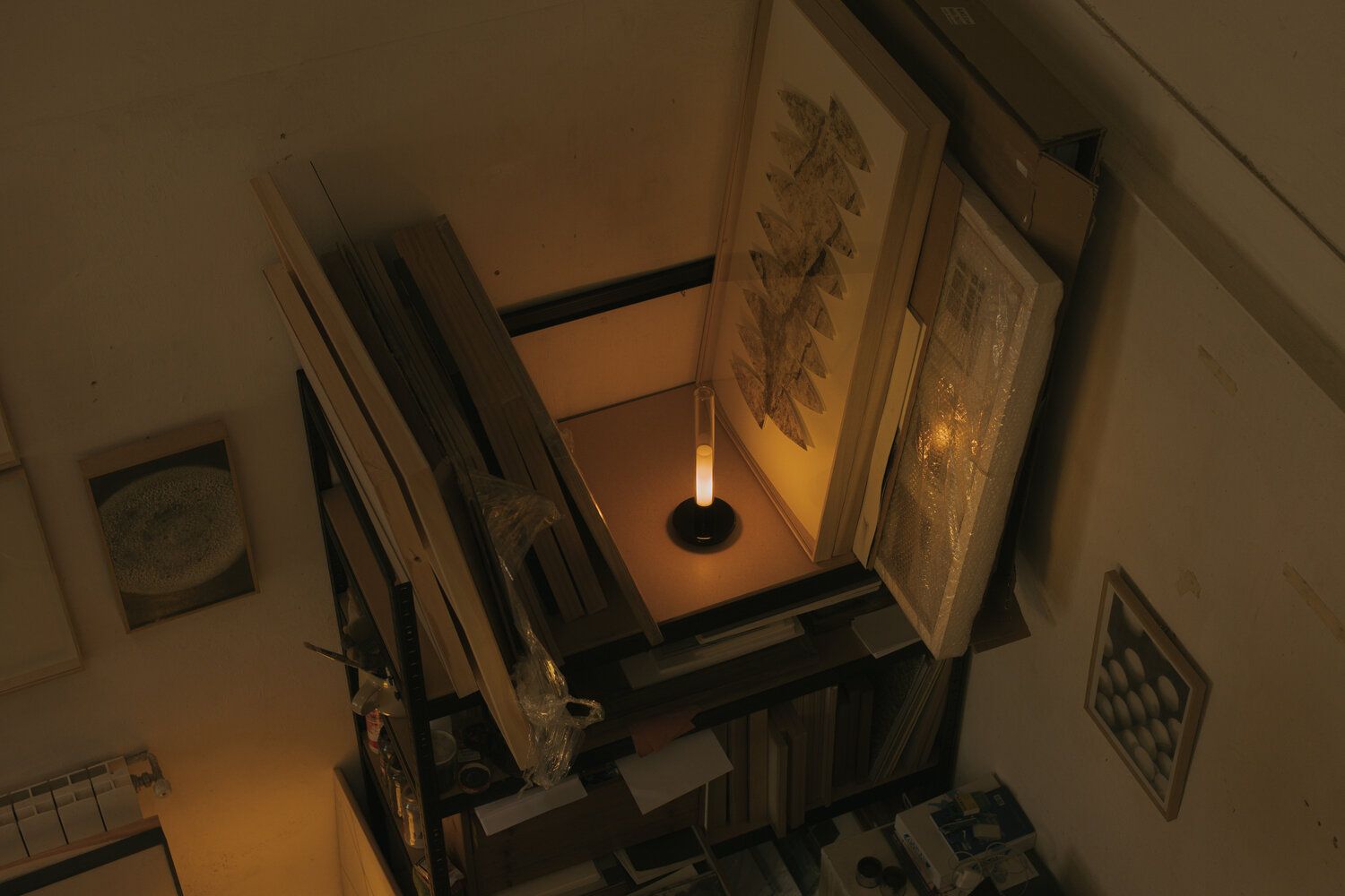 Sylvestrina Tischleuchte von Santa Cole, moderne Akzentbeleuchtung mit warmem Licht, gesehen von oben.