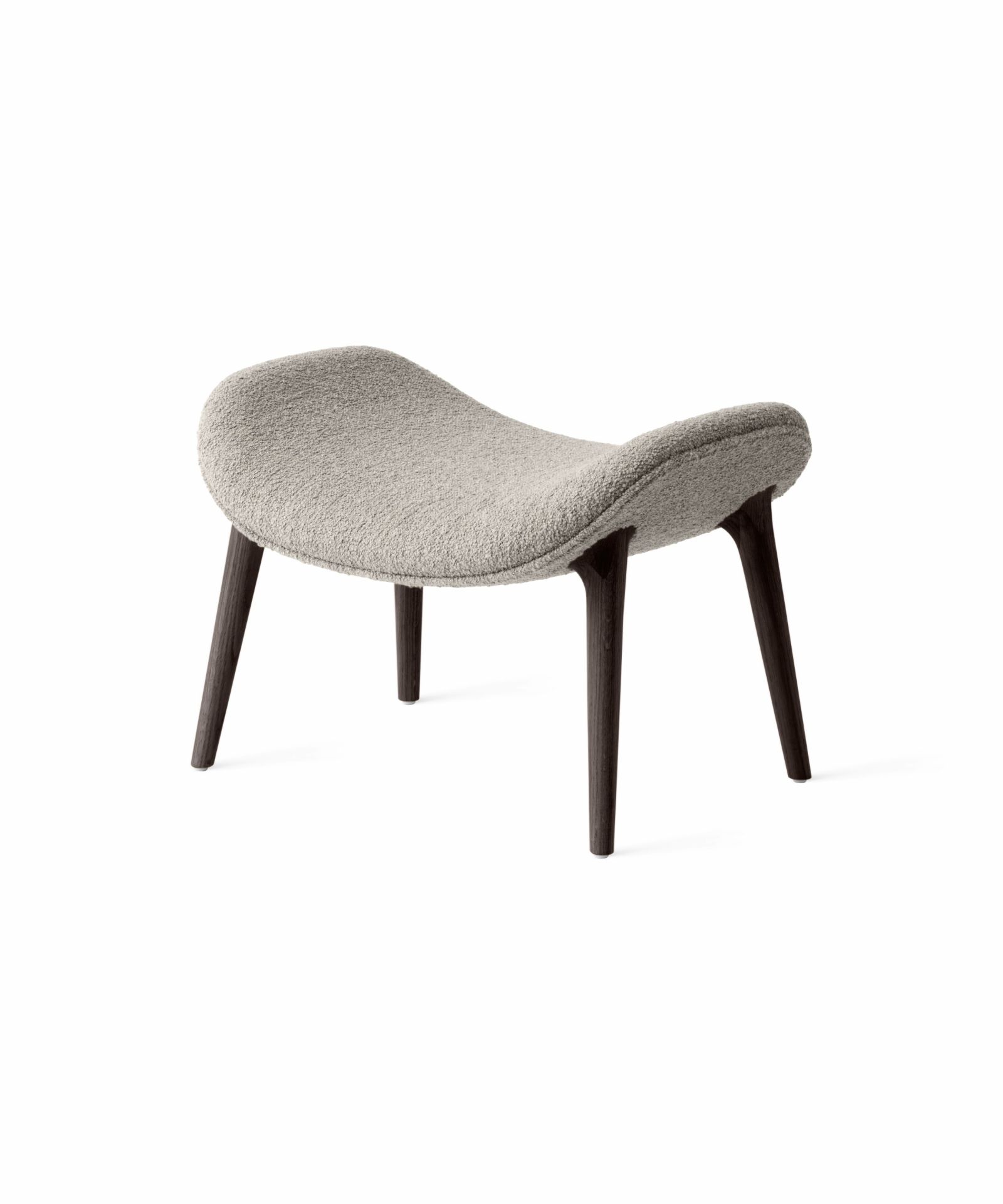 Lodge Fußhocker Vipp mit hellgrauem Bouclé-Bezug und dunklen Holzbeinen auf weißem Hintergrund.