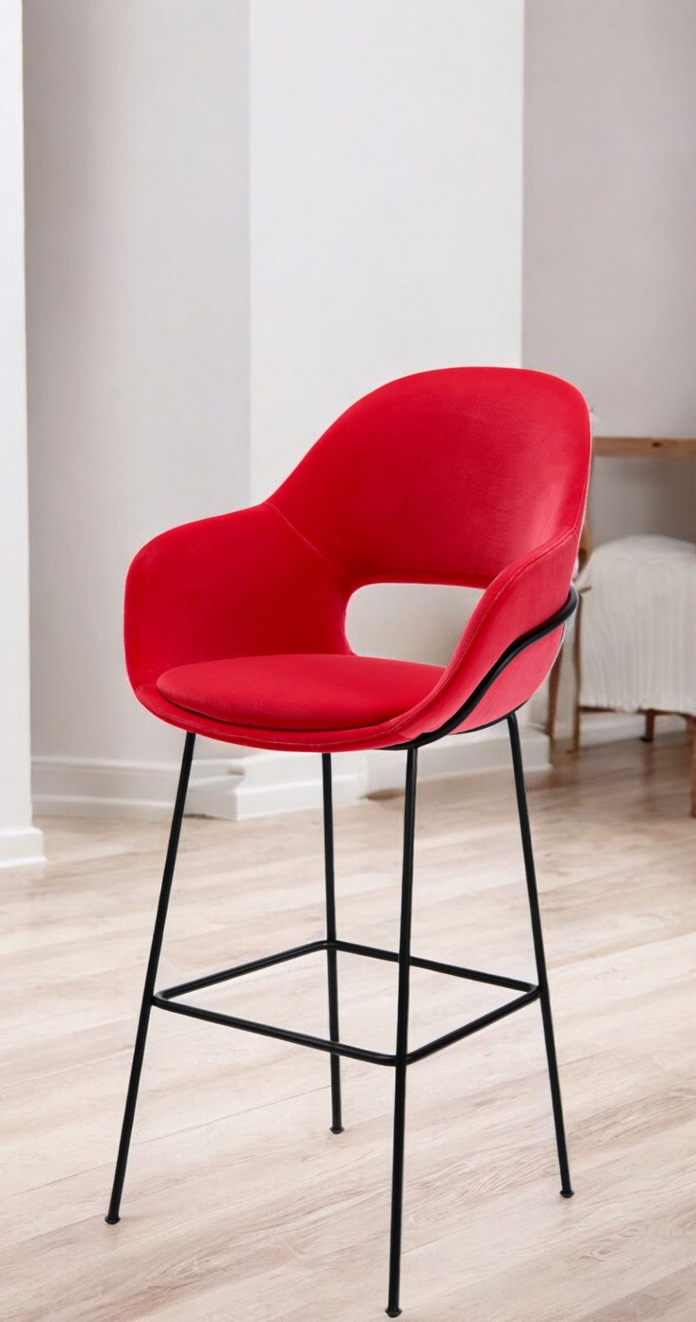 Roter Theia Barhocker mit Armlehne von Freifrau Manufaktur, hoher Hocker mit schwarzem Metallgestell.