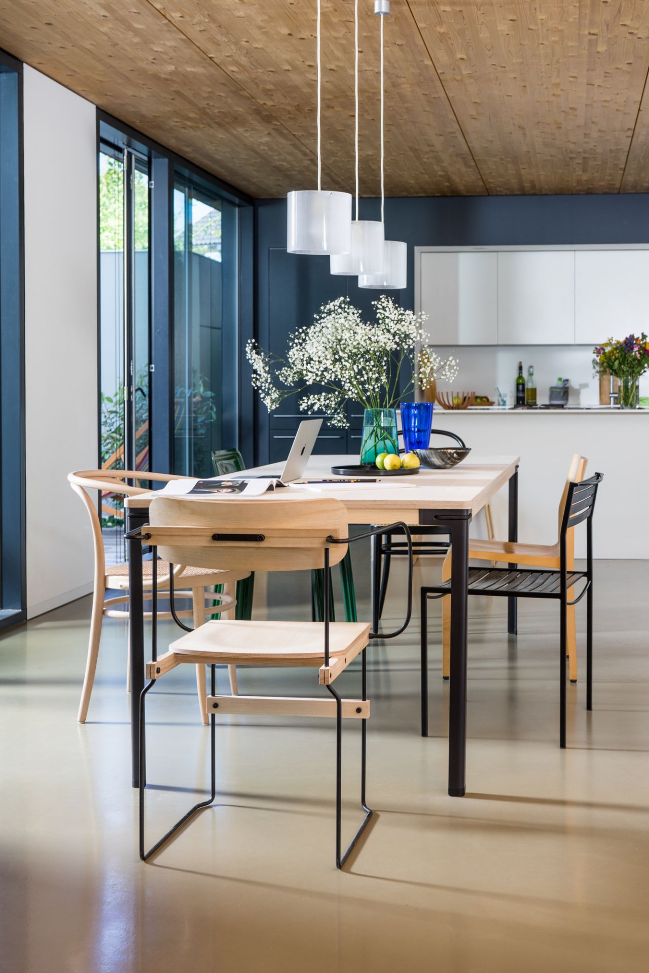 Esszimmer mit Moormann Bruto Stuhl ohne Armlehne, minimalistisches Design, Holz und Metall.