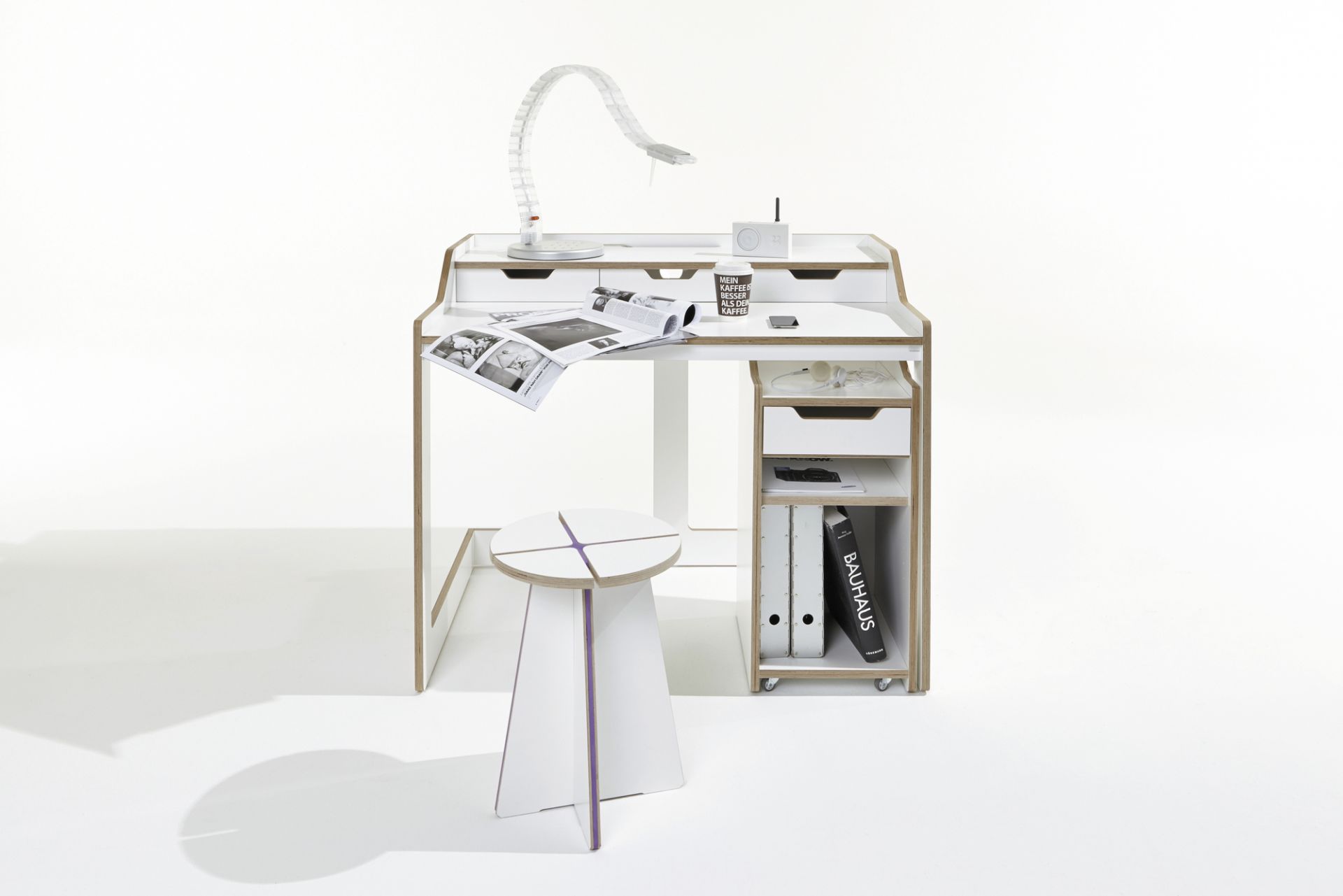 Weißer Plane Sekretär von Müller Möbelwerkstätten mit Hocker, Lampe und Ablagefächern. Modernes Design für Büro und Zuhause.