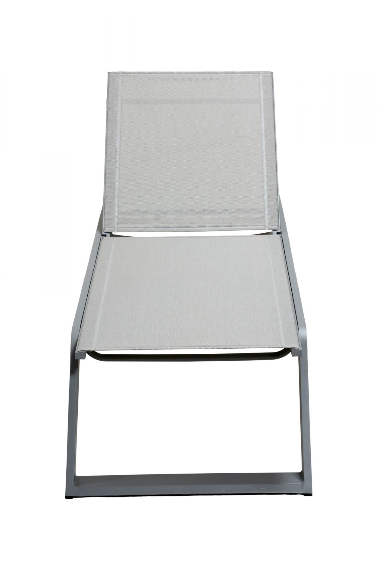 Helle Cane-Line Sonnenliege für den Garten. Die Outdoor Liege ist modern und bequem.