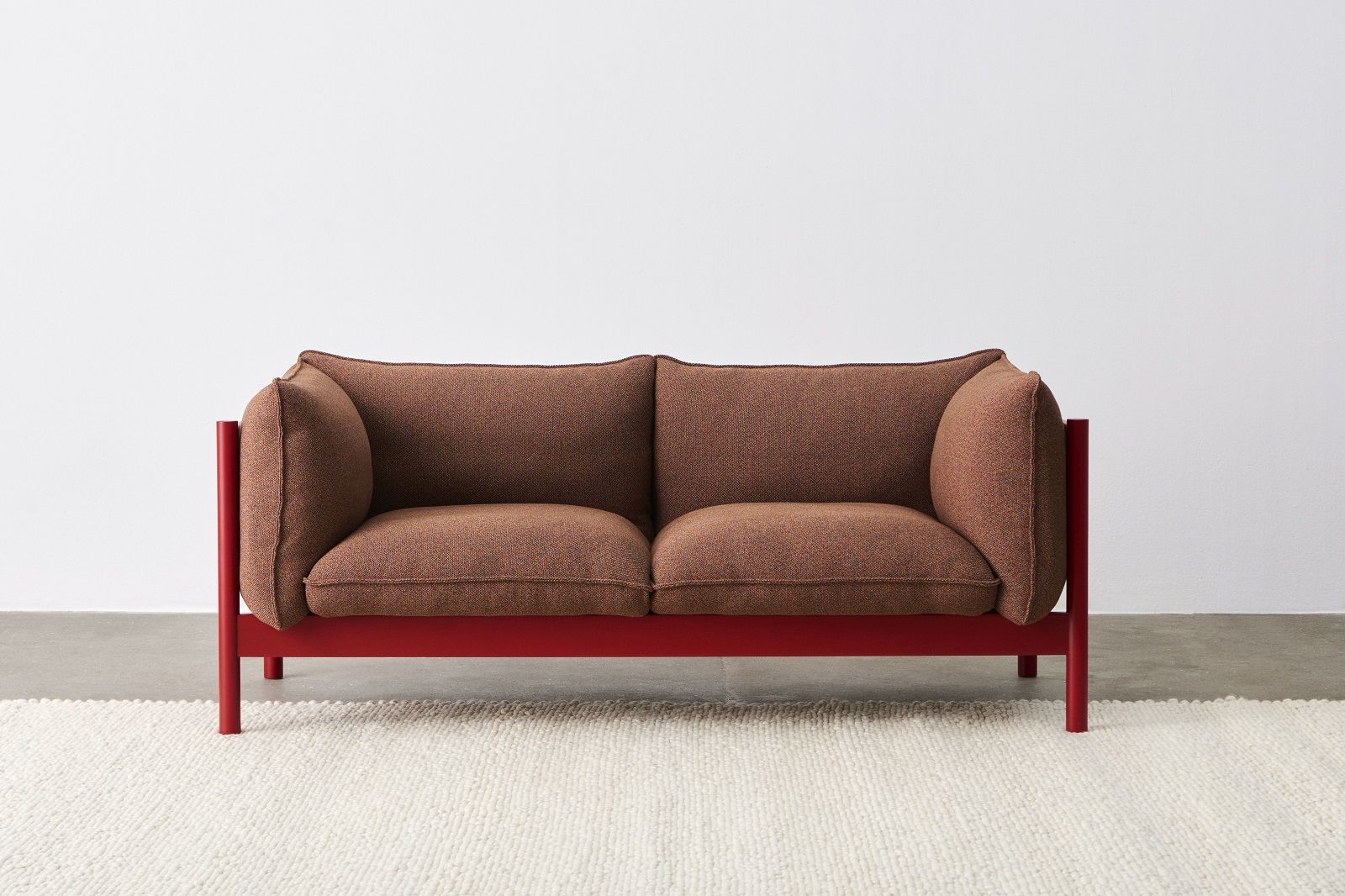 Arbour Eco Sofa von Hay, 2-Sitzer in Braun mit rotem Gestell. Modernes Sofa Design.