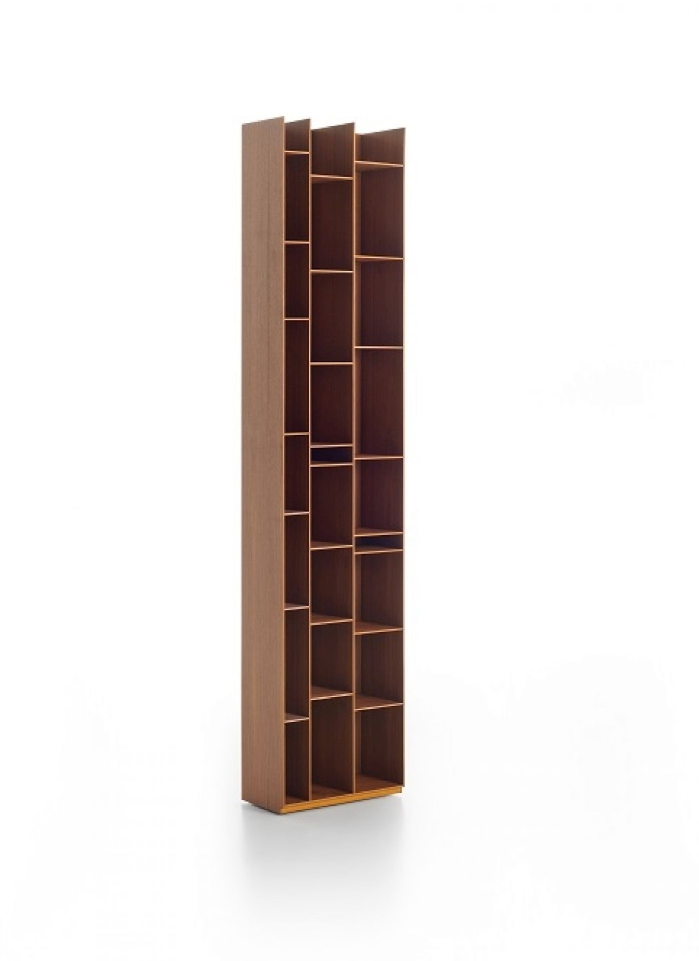 Freistehendes, hohes Random Wood Bücherregal von MDF Italia mit asymmetrischen Fächern.