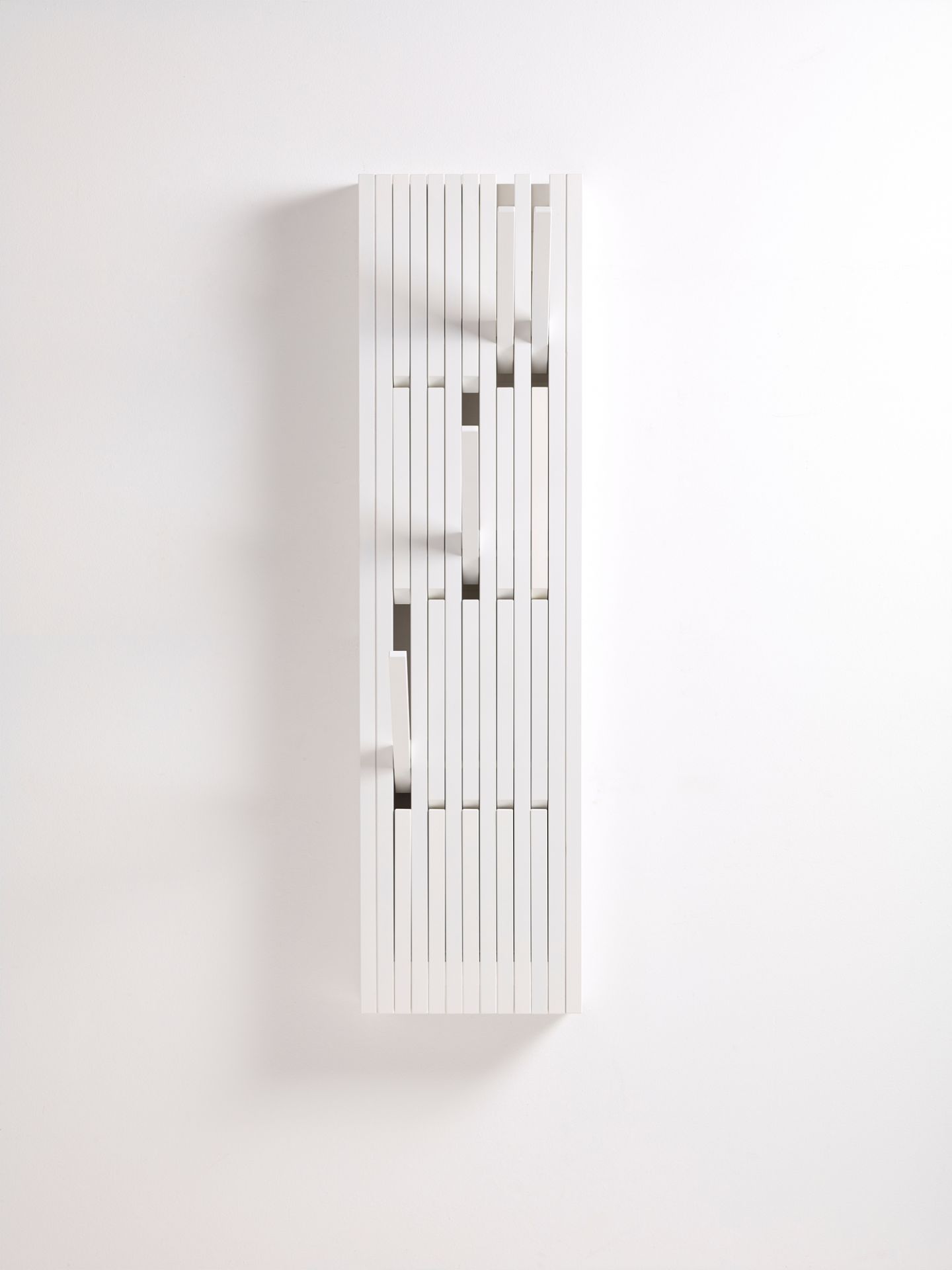 Weiße Piano Wandgarderobe mit ausklappbaren Haken aus Buche, ideal für Flur und Garderobe.