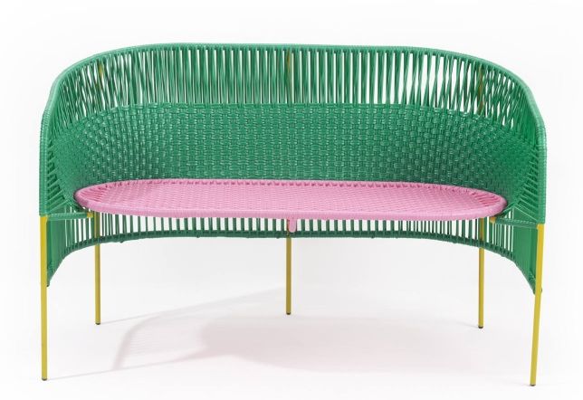 Caribe 2-Sitzer Gartenbank: Smaragdgrün, Kaugummirosa und Currygelb. Moderne Outdoor Bank für Garten und Terrasse.